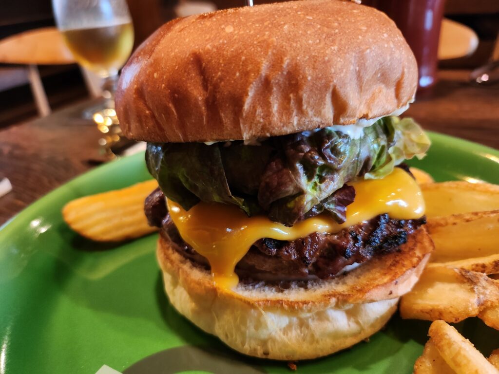 パティとレタスの厚みがすごいハンバーガー