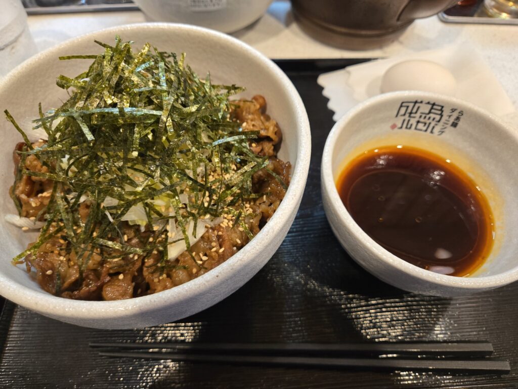 刻みのりたっぷりの肉そばとつけ汁