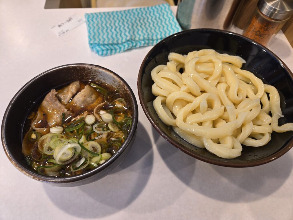 豚バラの入ったつけ汁とうどん