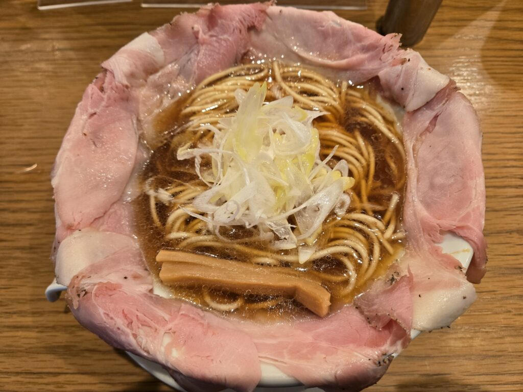 器の淵にチャーシューが並んでいるラーメン