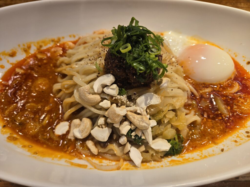 汁なし担々麺、温泉卵