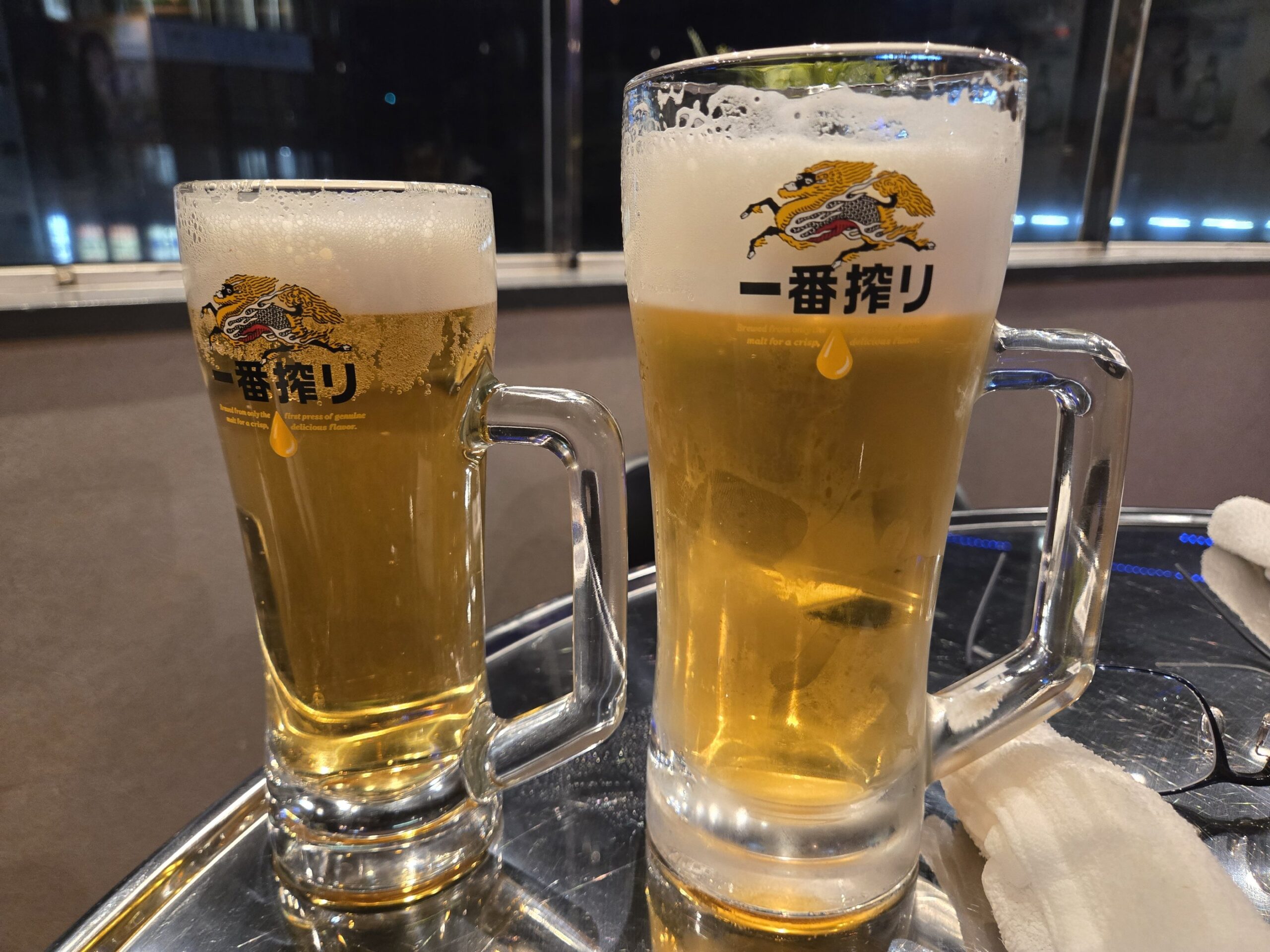 一番搾りビール　メガジョッキと通常サイズのジョッキ