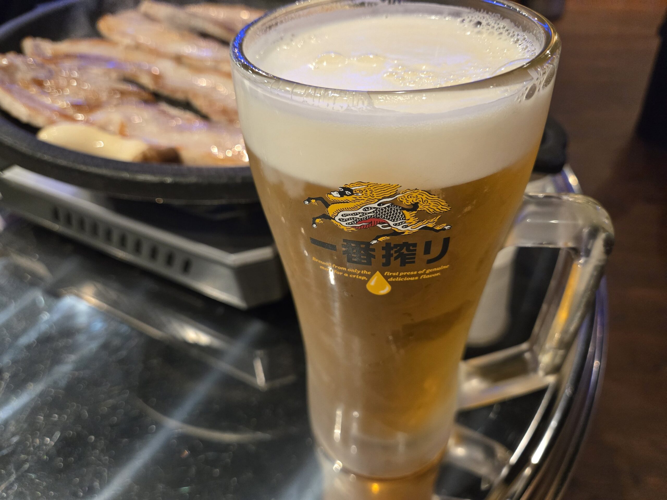 ビールジョッキ、食事と共に楽しむ