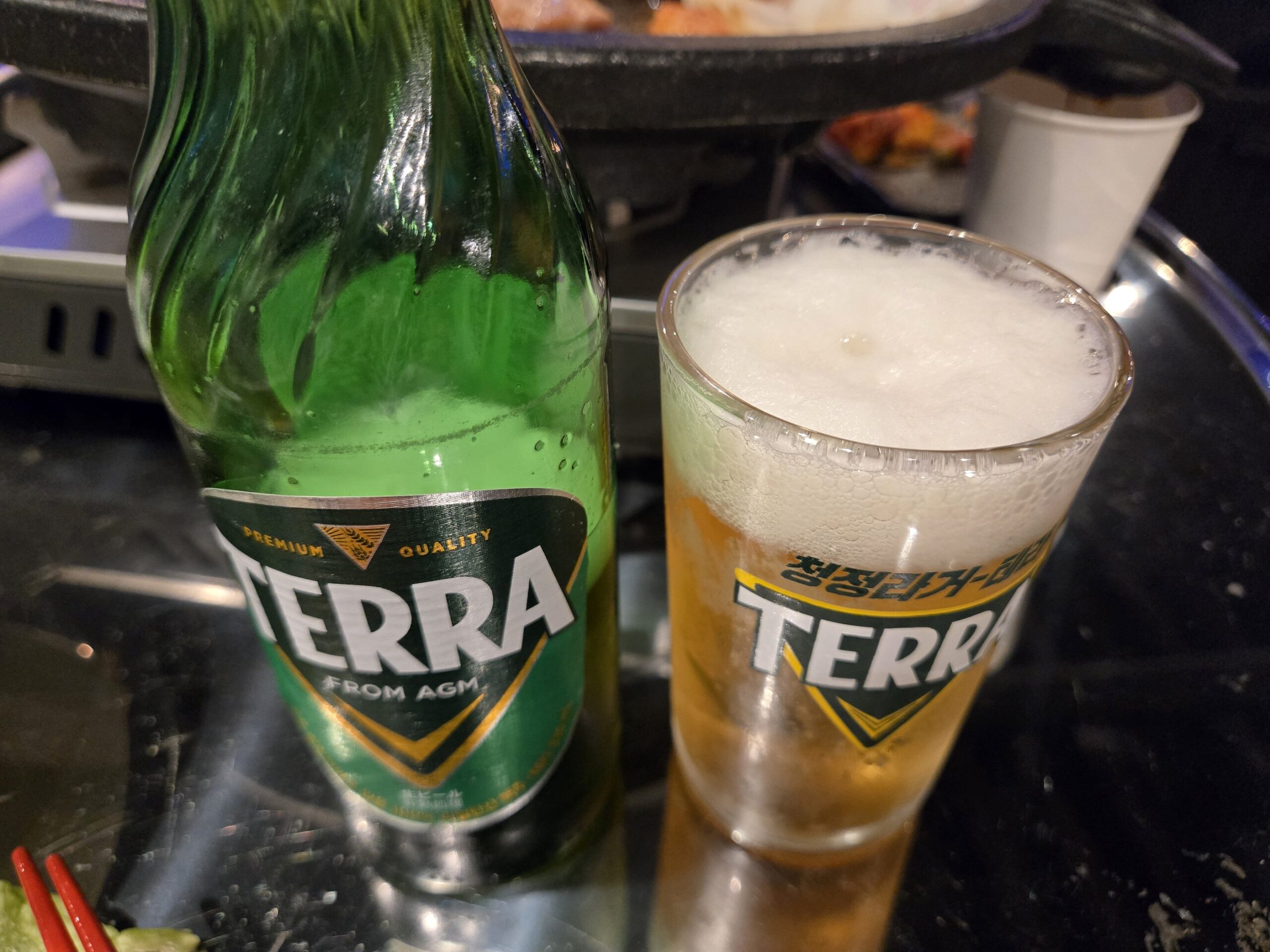 テラビールボトルとグラスに注がれたビール