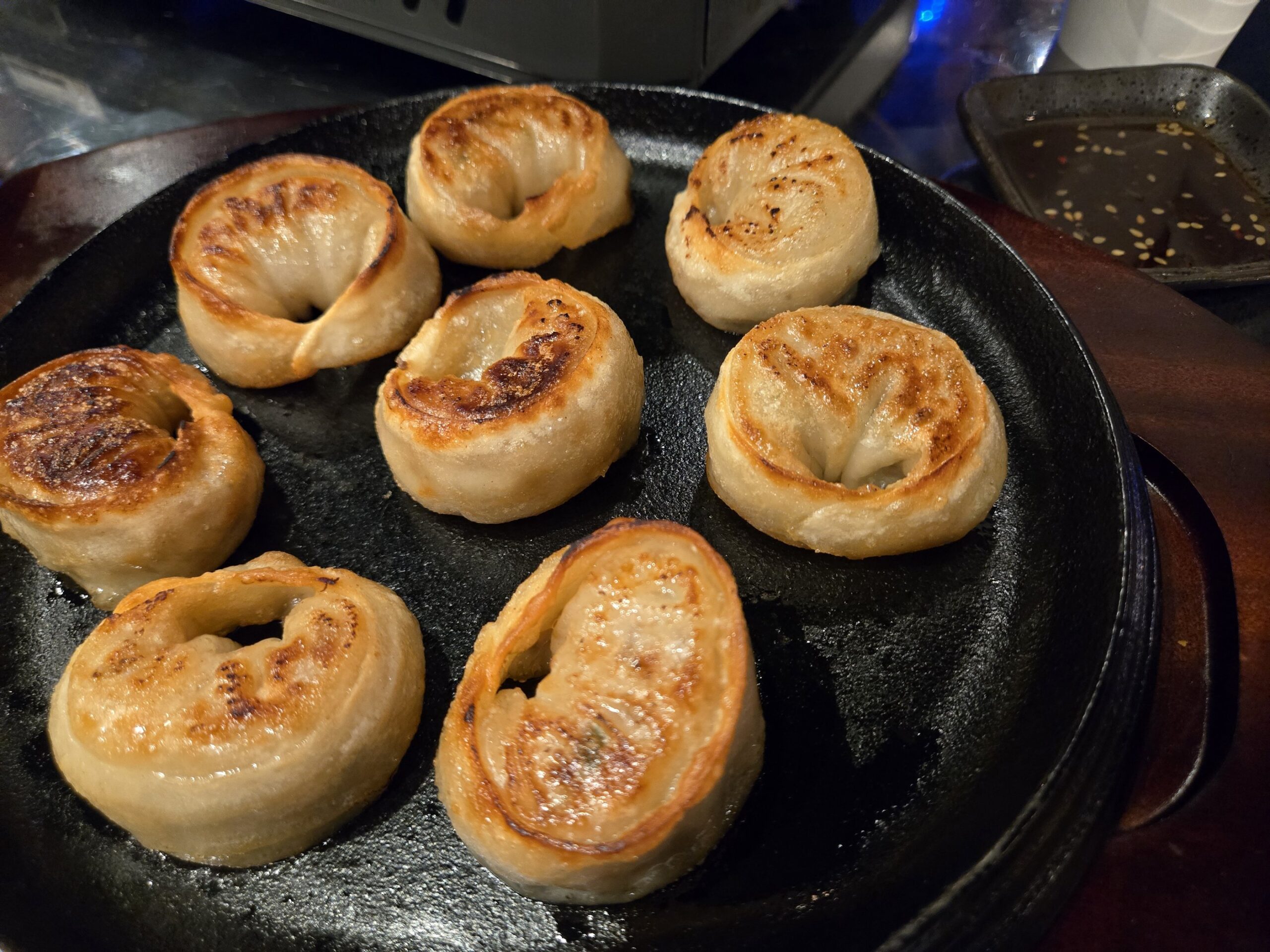 韓国餃子が鉄板に8個