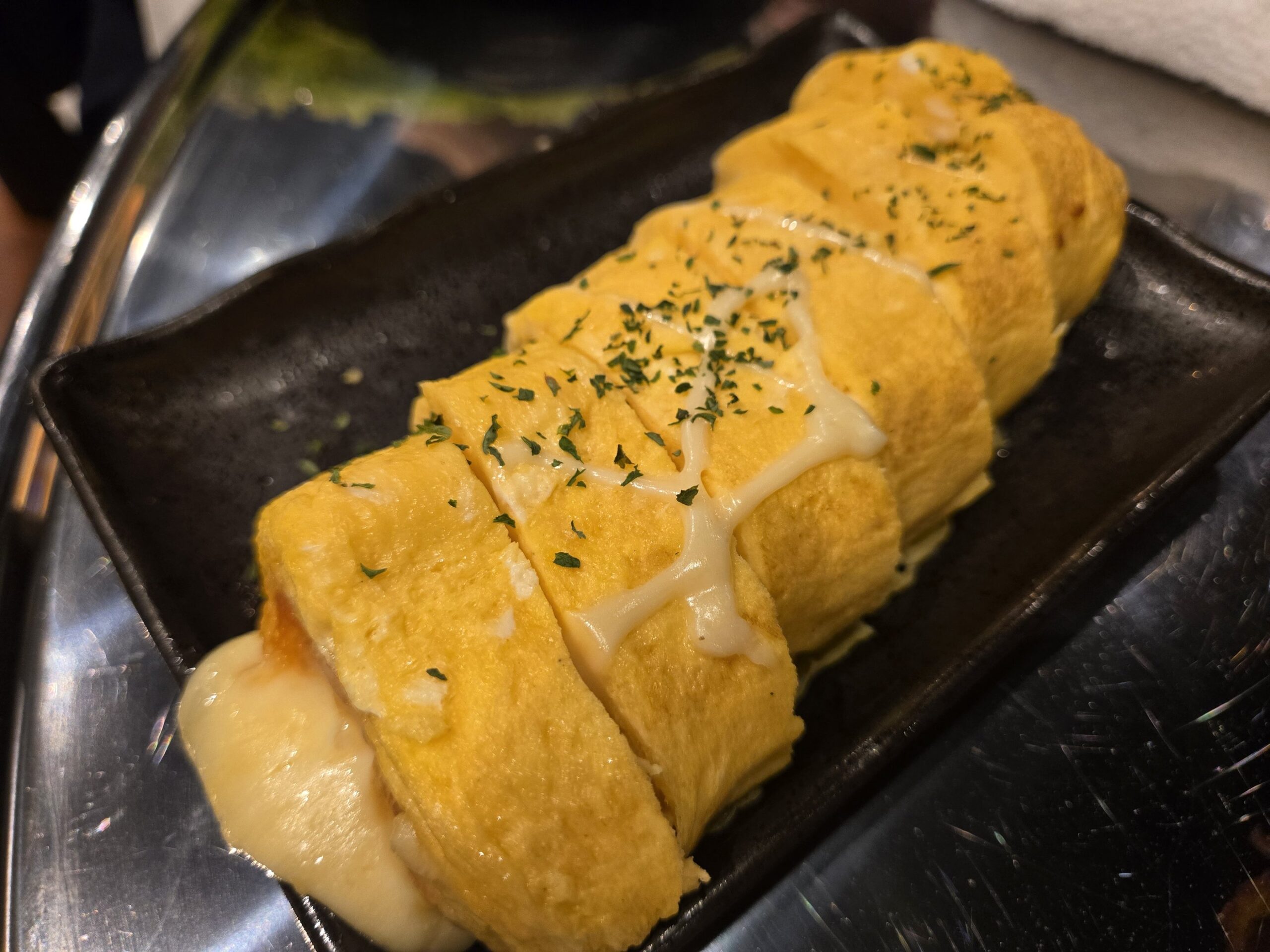 チーズたっぷり卵焼き提供、香り豊かな料理