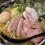 神田煮干中華蕎麦まいまいレビュー|特製中華蕎麦と特製濃厚蕎麦を食べ比べ チャーシューと卵入りの濃厚ラーメン