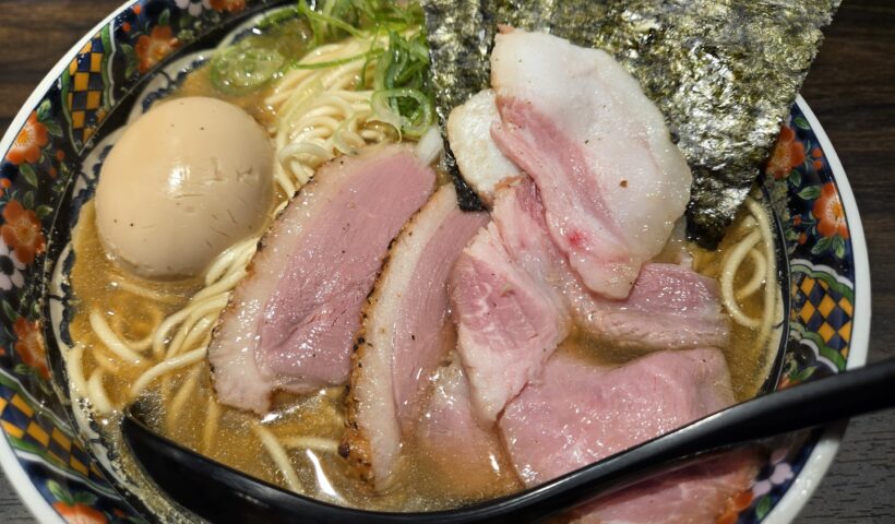 チャーシューと卵入りの濃厚ラーメン