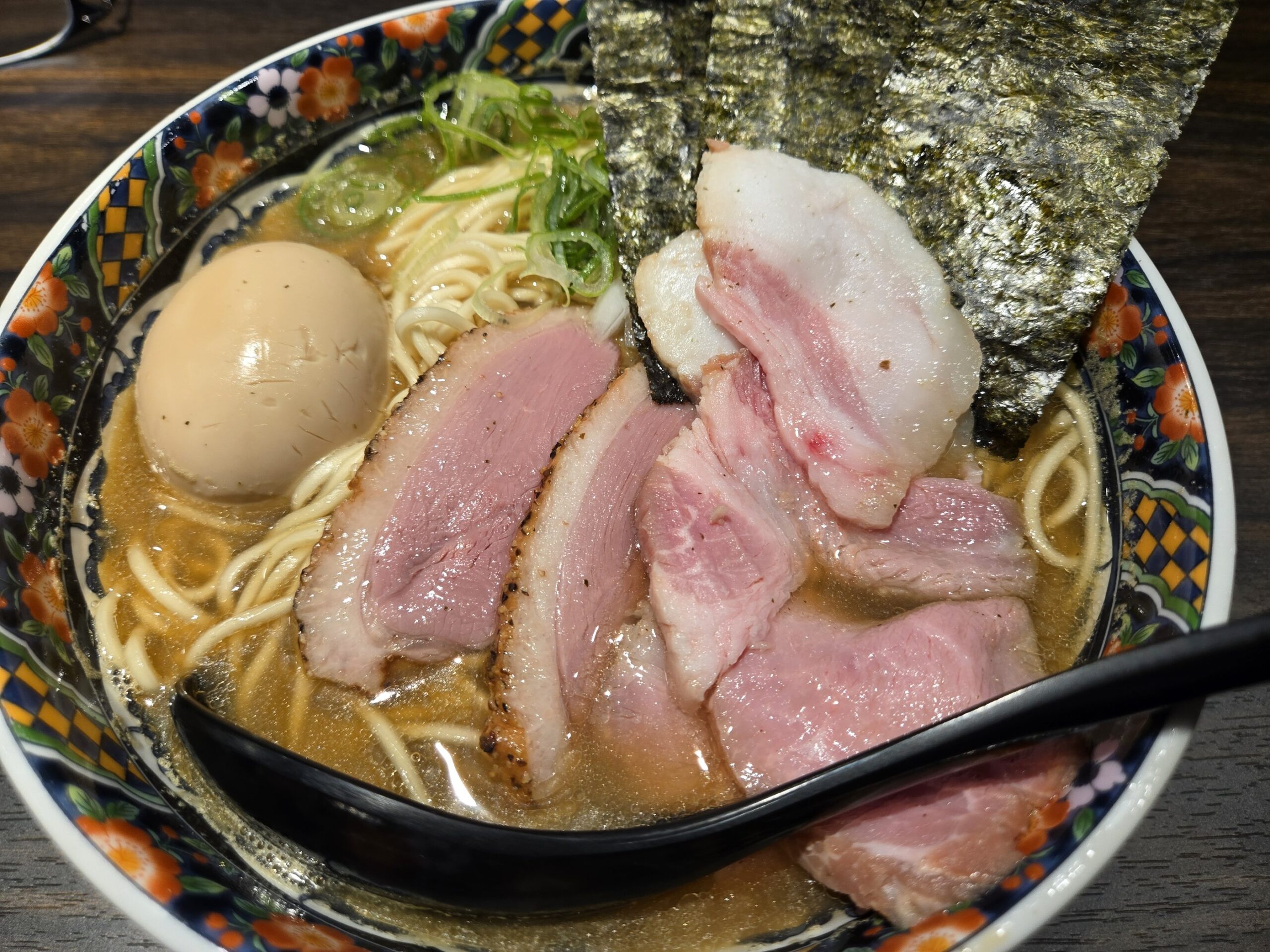 チャーシューと卵入りの濃厚ラーメン