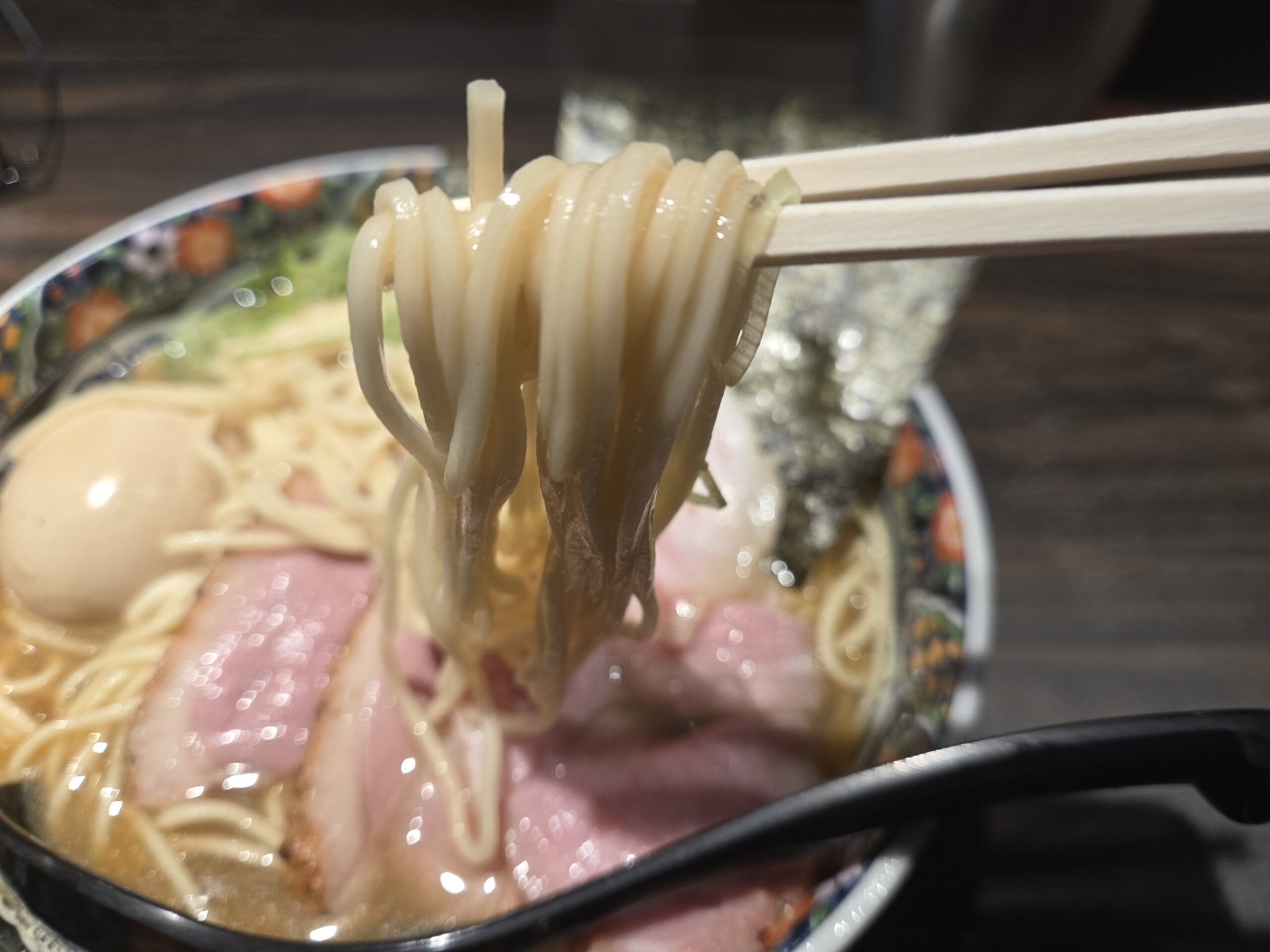 箸で持ち上げたラーメンの麺