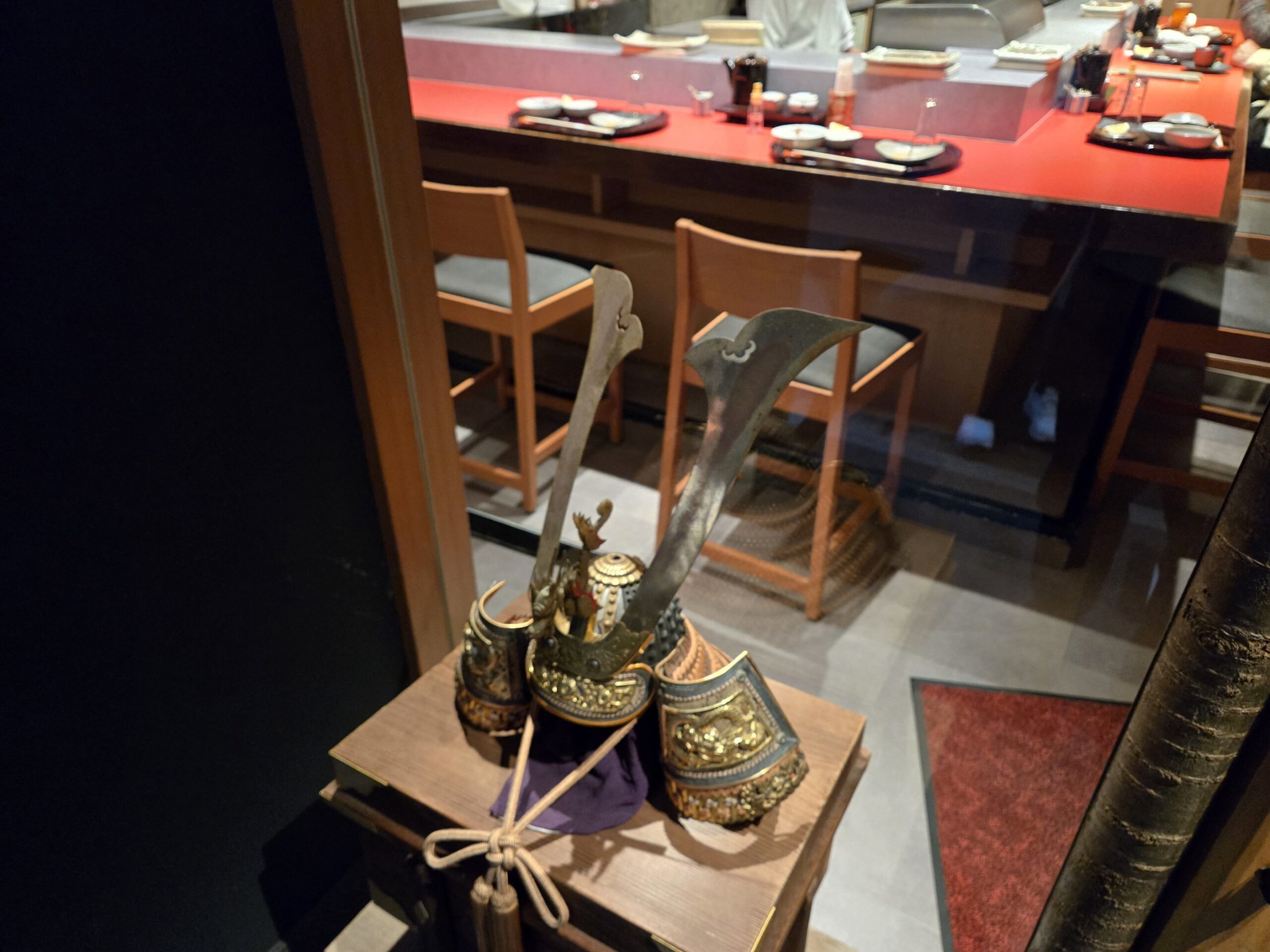 お店の入口の甲冑のオブジェ