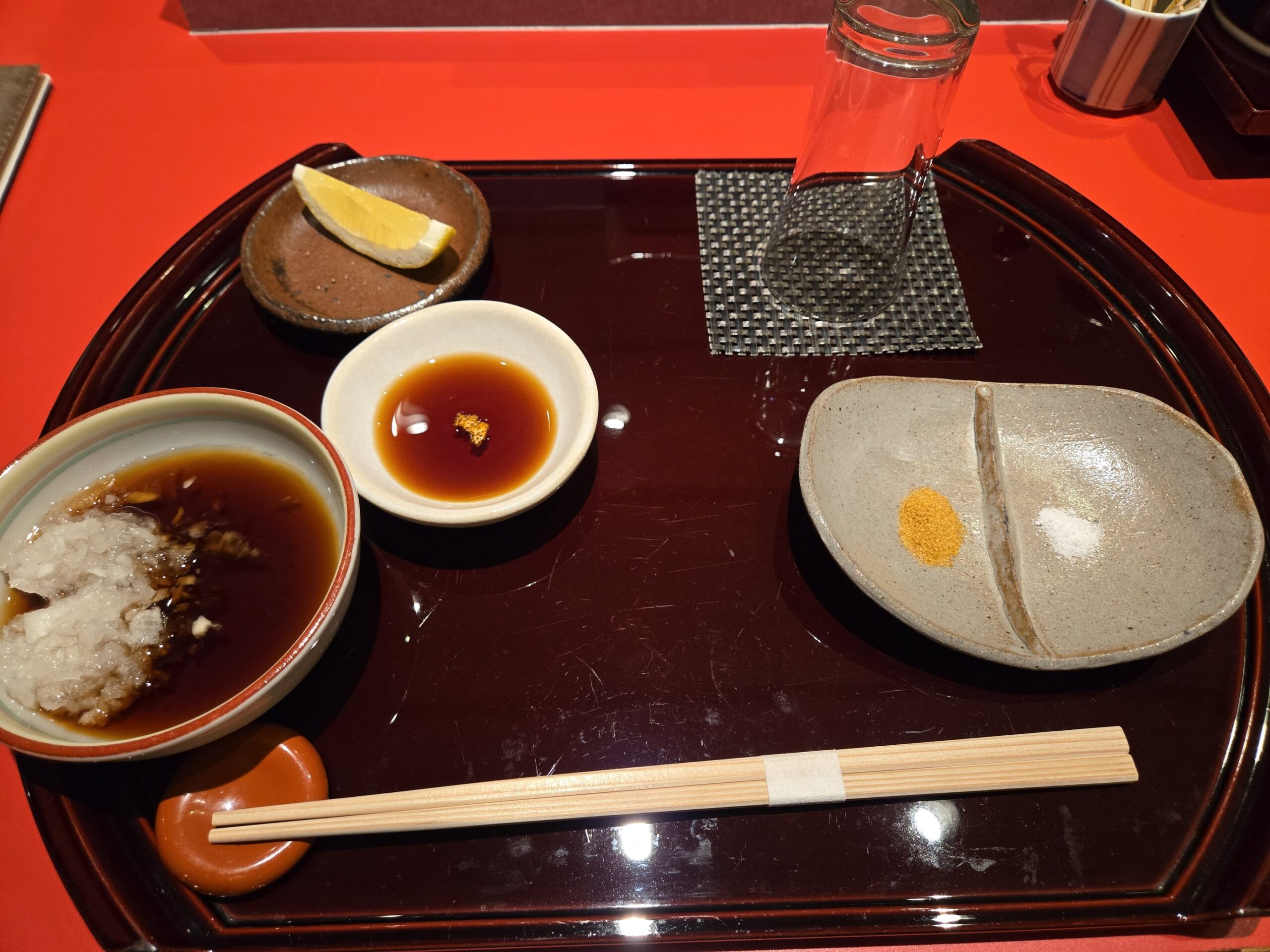 天ぷら用の調味料とレモン