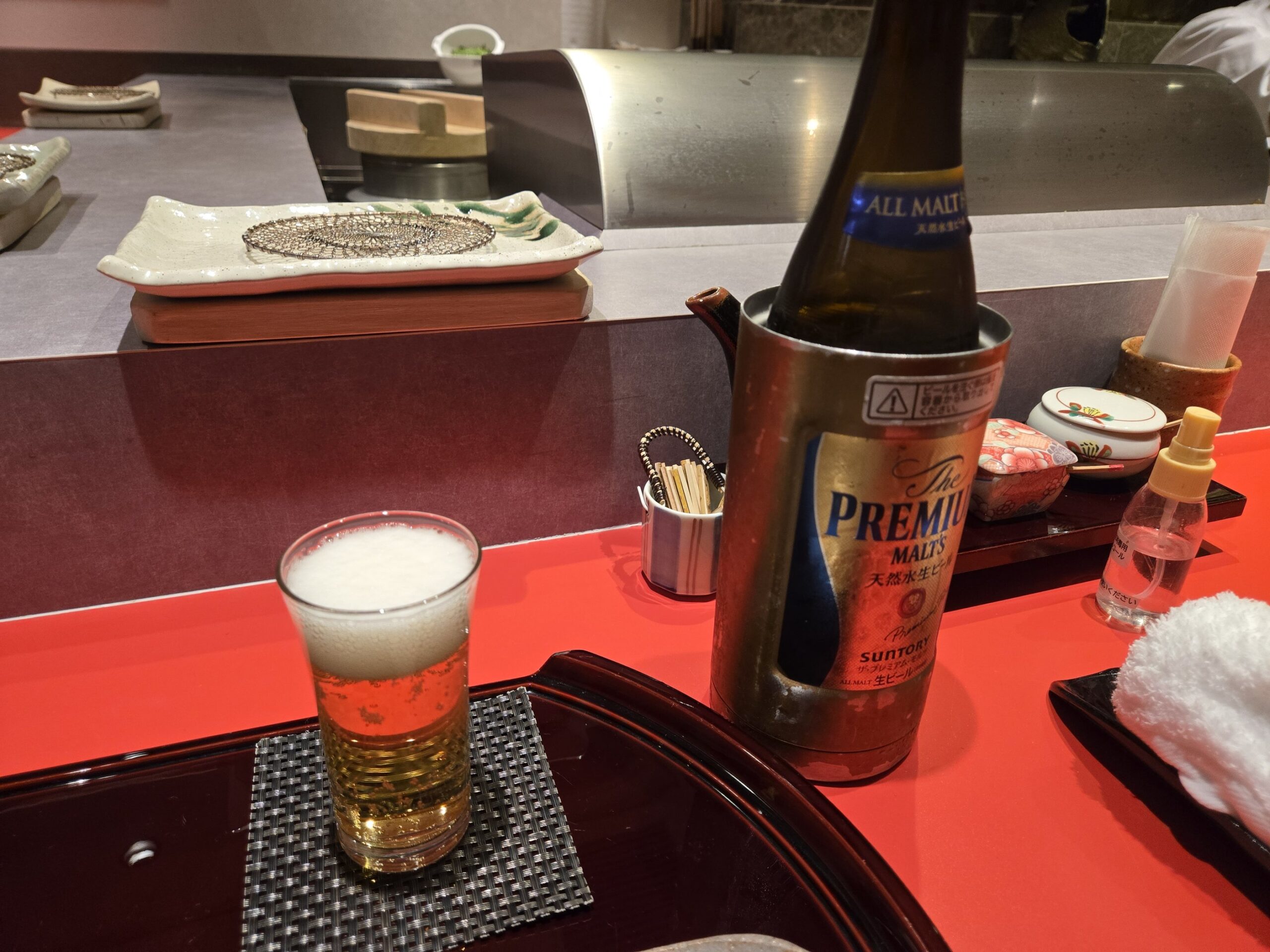 サントリープレミアムモルツ瓶ビール、カウンター席
