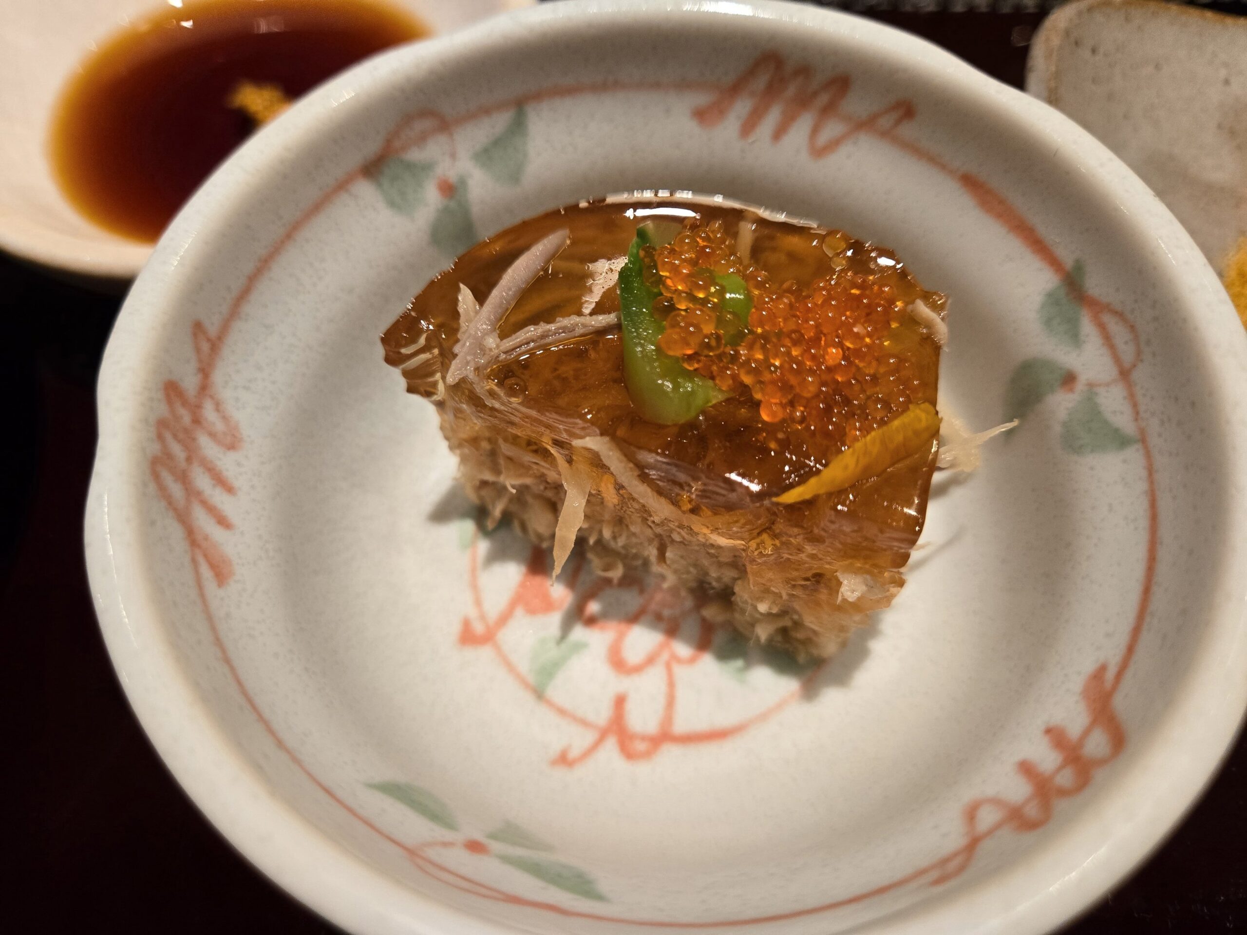 前菜の煮凝り、魚卵飾り、和食器