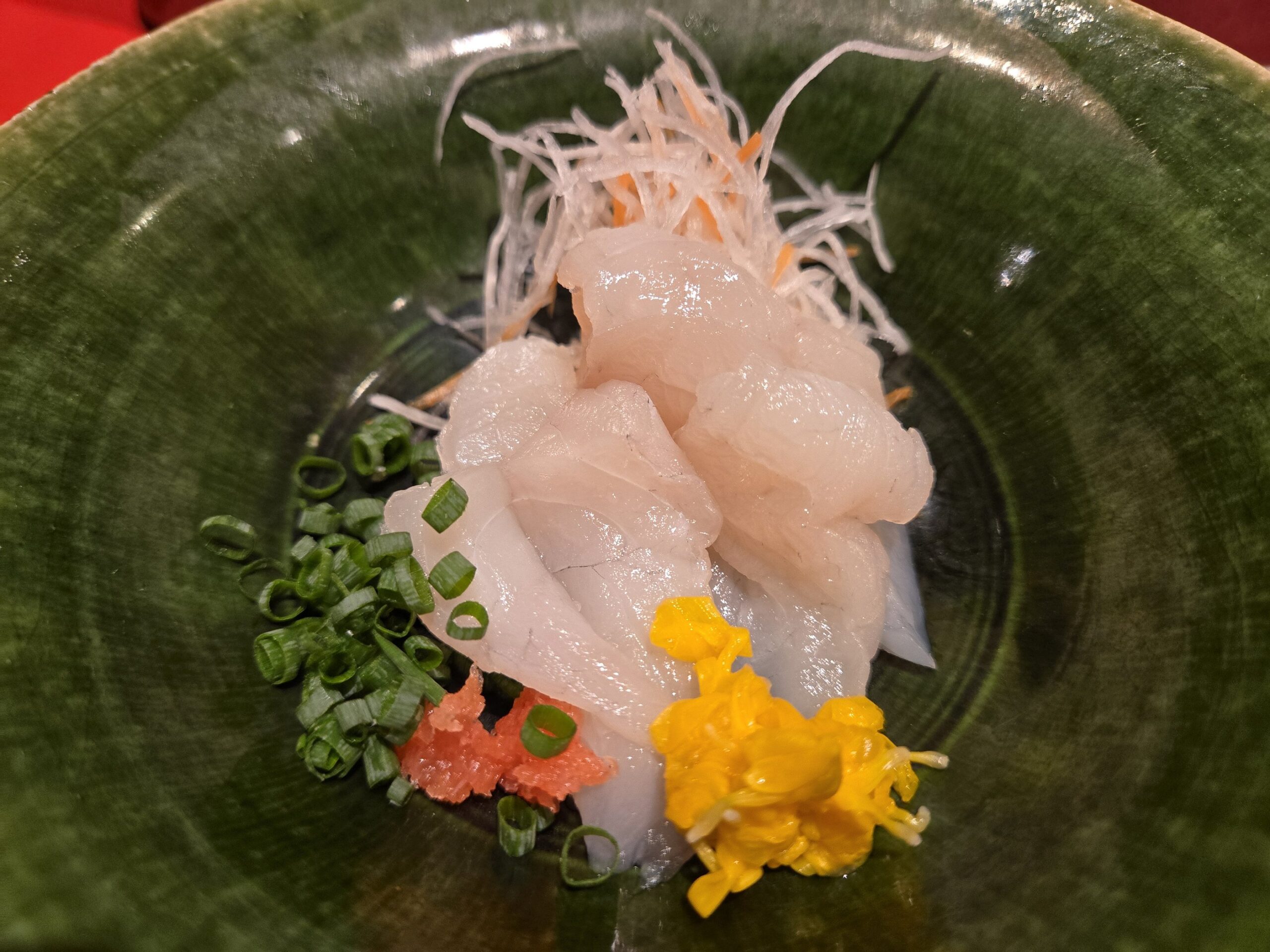 河豚の刺身、薬味、緑の器