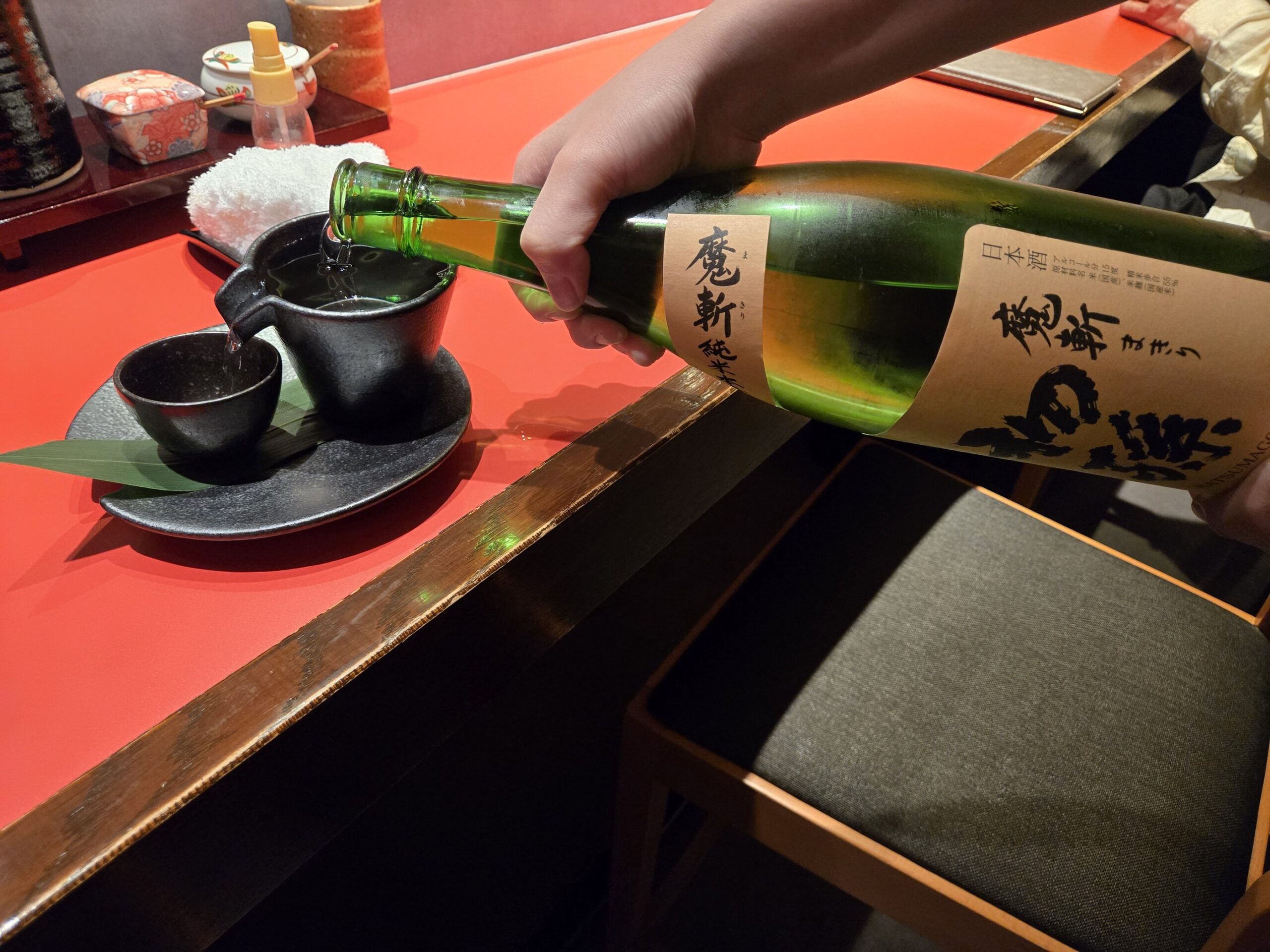 「魔斬」日本酒を注ぐ様子