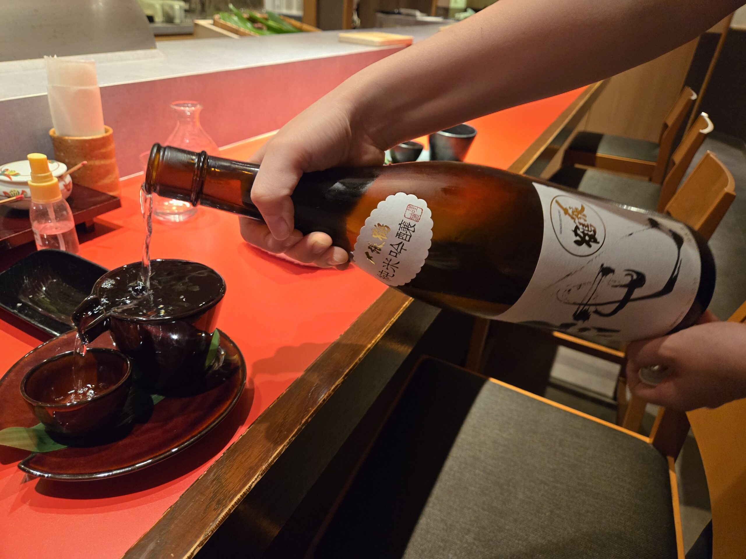 「〆張鶴」日本酒を注ぐ様子