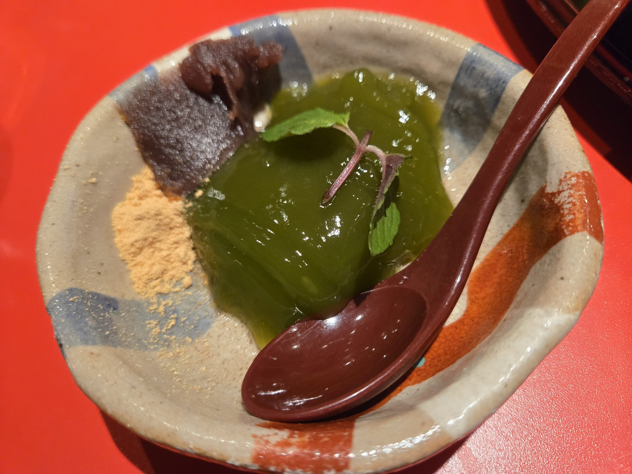 抹茶和菓子 黄粉と餡 伝統的な和スイーツ