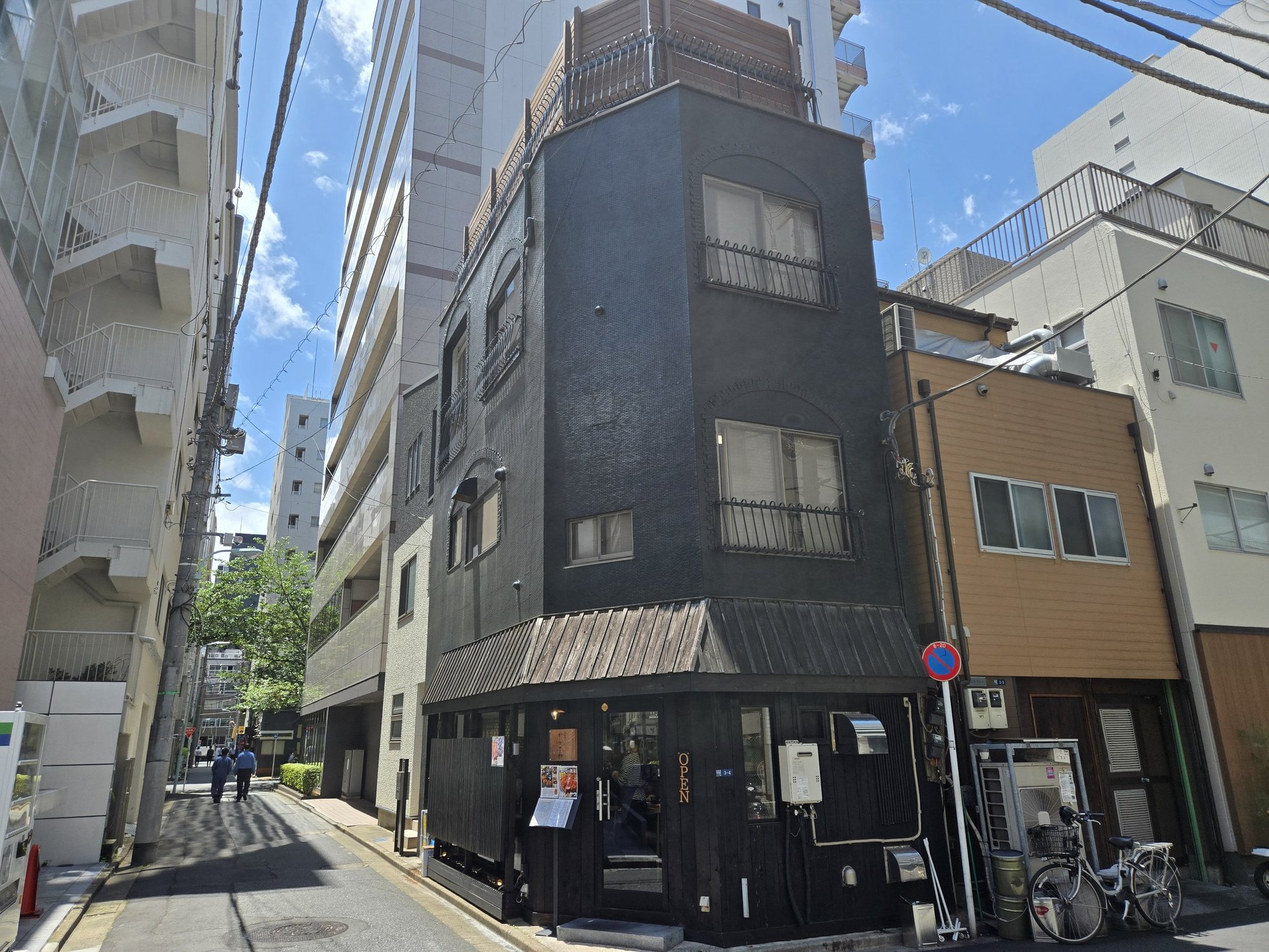 黒い外観の建物