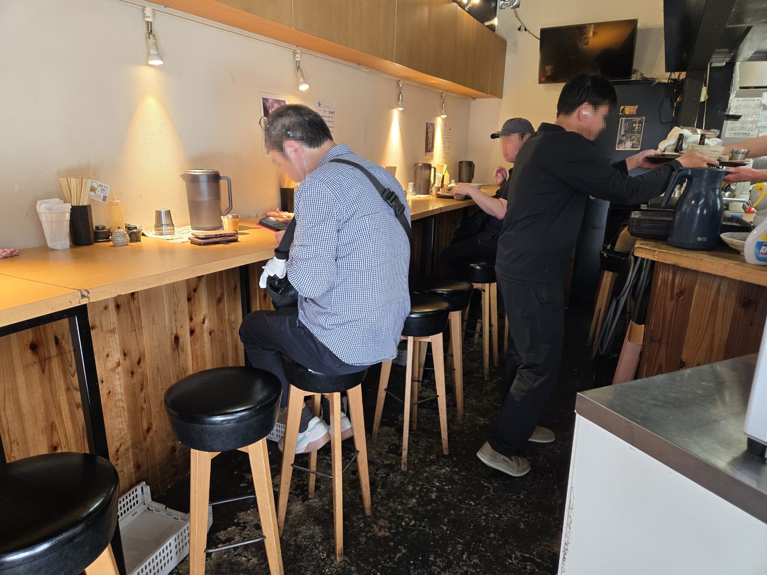 わびすけ店内カウンター席と客