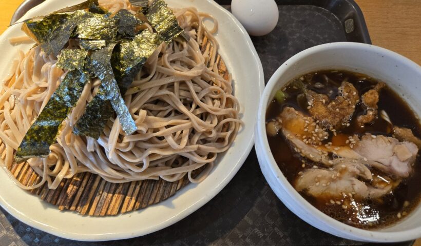 ざるそばとつけ汁、海苔がのった盛りそば