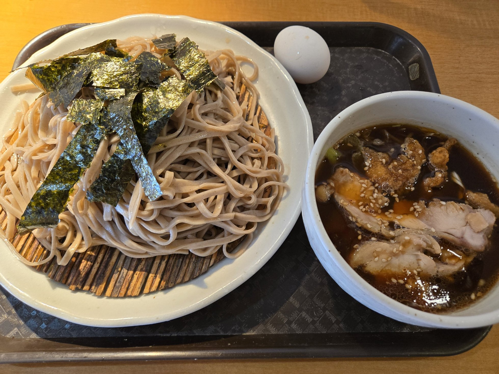 ざるそばとつけ汁、海苔がのった盛りそば