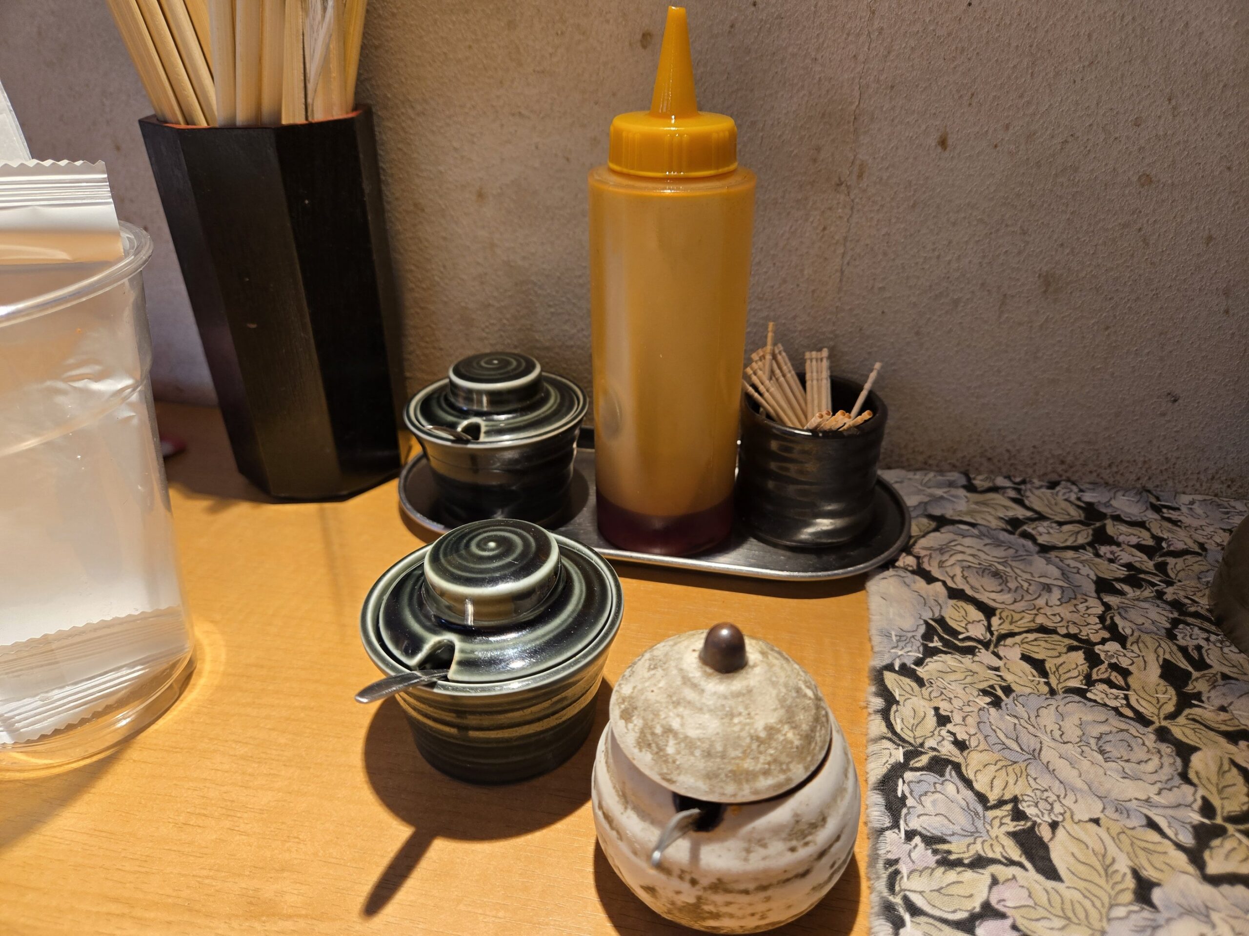 卓上の調味料セットと箸、和風なデザインの食器