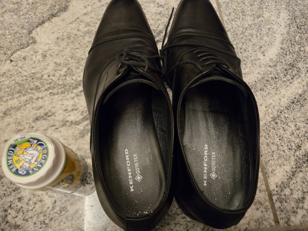 靴全体へグランズレメディを広げた状態