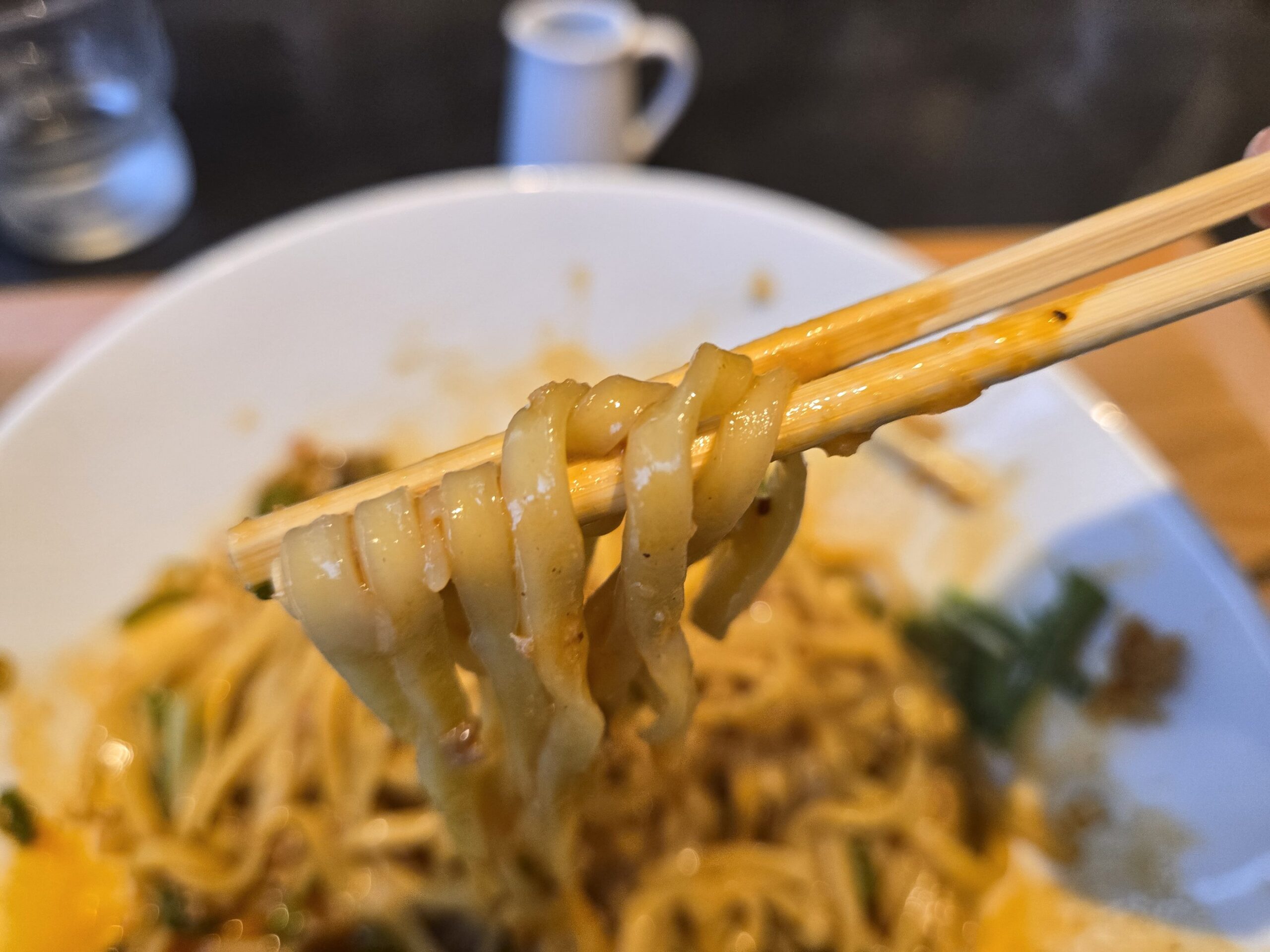 箸で持ち上げた担々麺