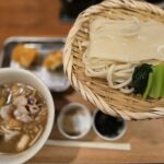 神保町「肉汁うどん武讃」レビュー|武蔵野うどんと讃岐うどんのハイブリッドはアリ? 肉汁うどんと付け合わせ