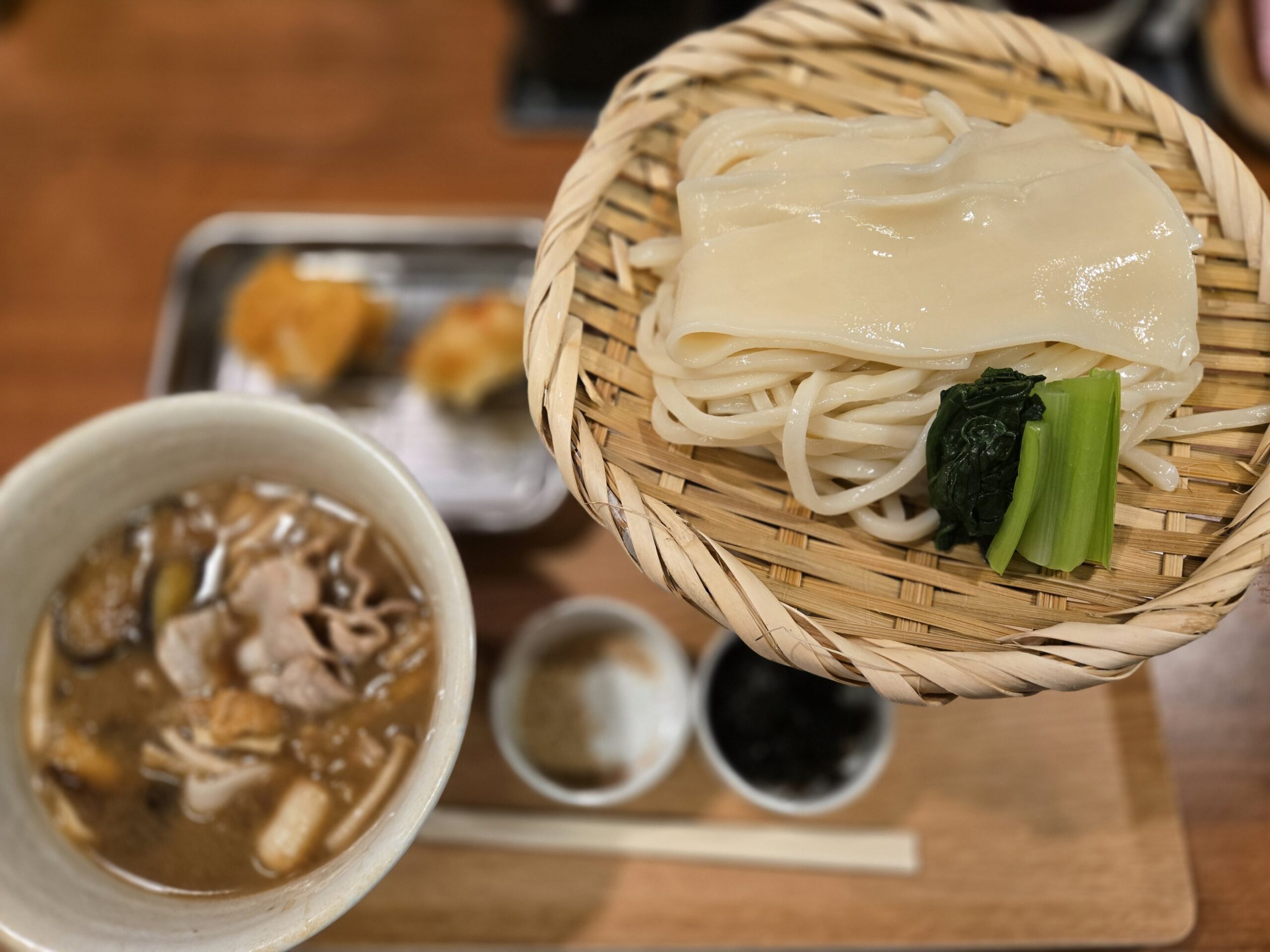 肉汁うどんと付け合わせ