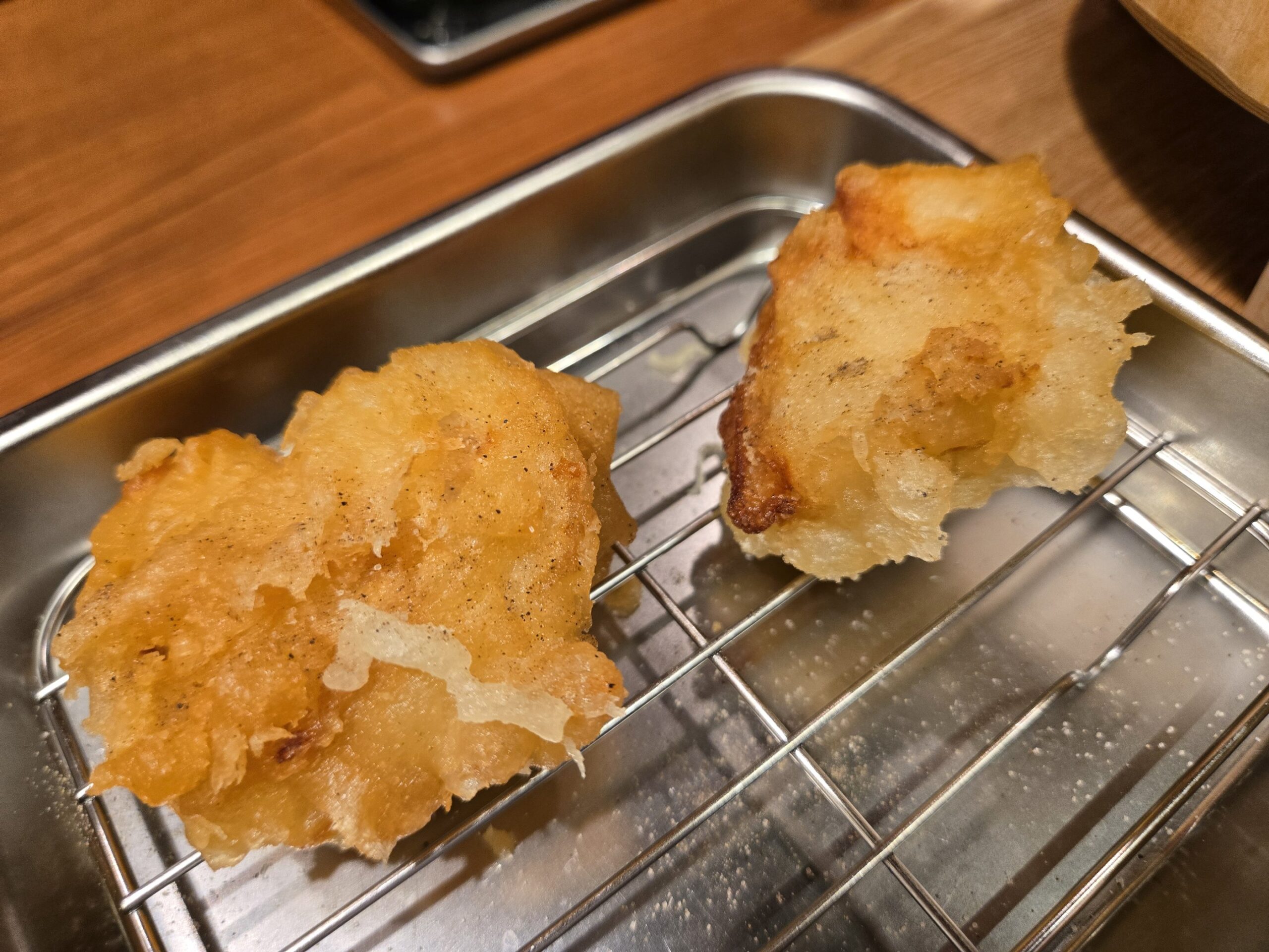 トレーにのった2つの鶏の天ぷら