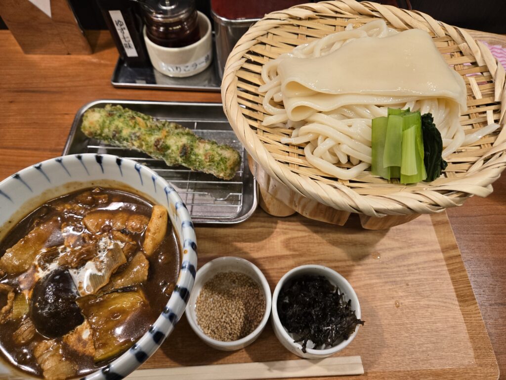 黒カレー肉汁うどんとちくわ天