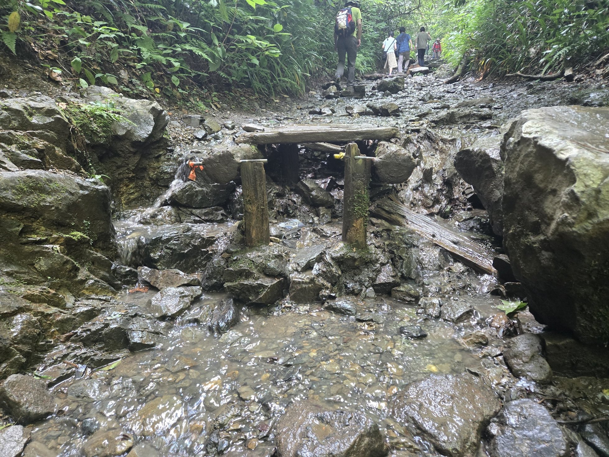 水が流れる岩場のハイキングルート