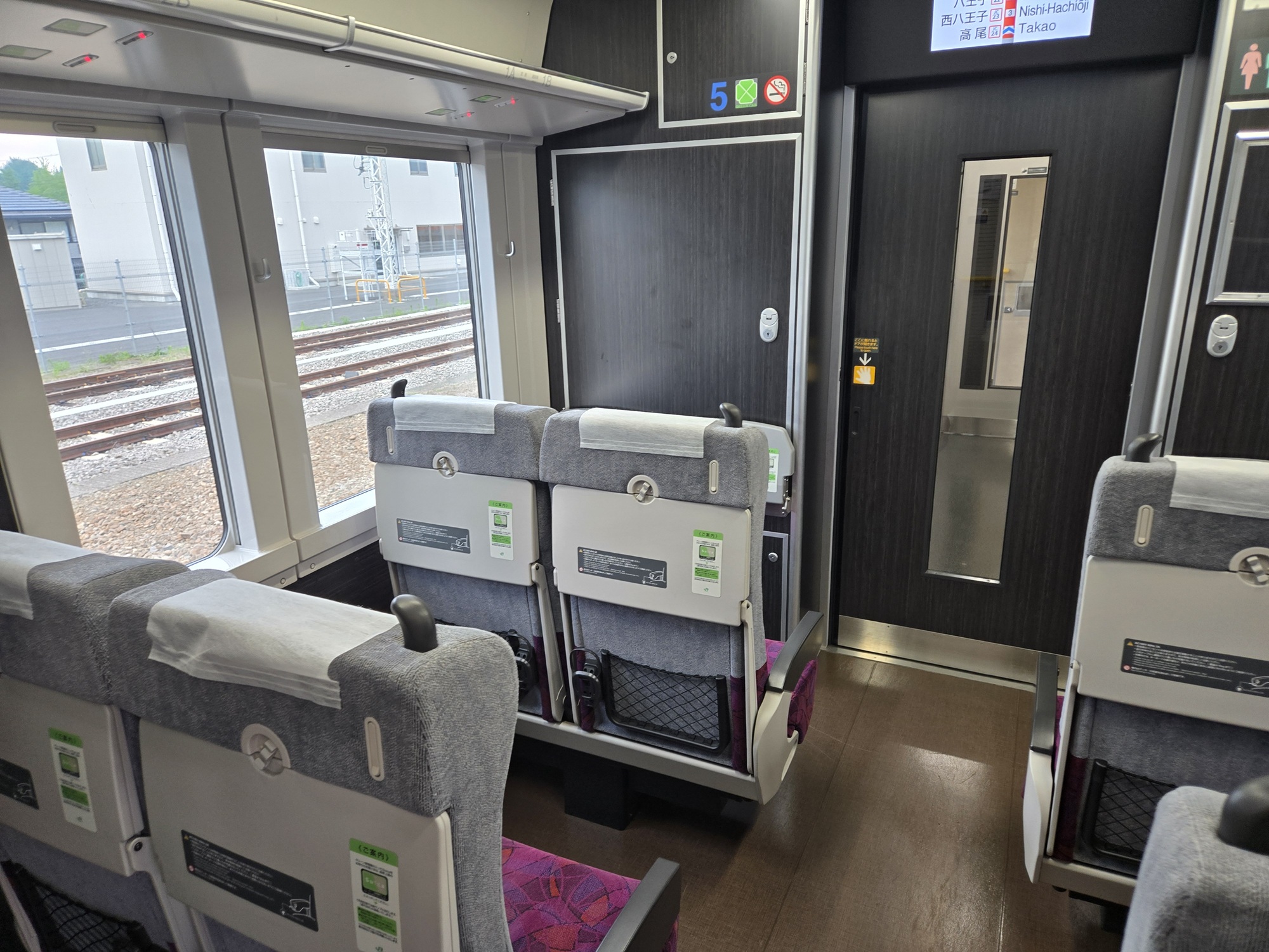 中央線グリーン車キャビン内の座席と窓外の眺め