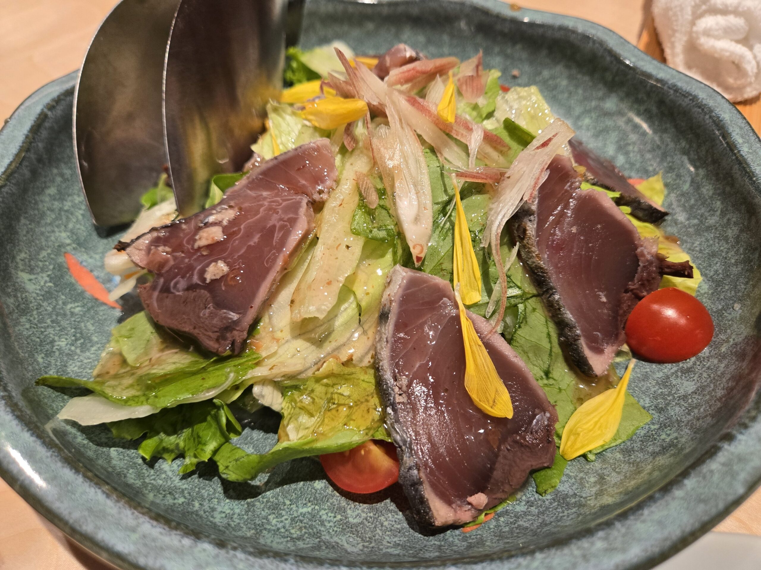 鰹たたきサラダ、新鮮な野菜とドレッシング