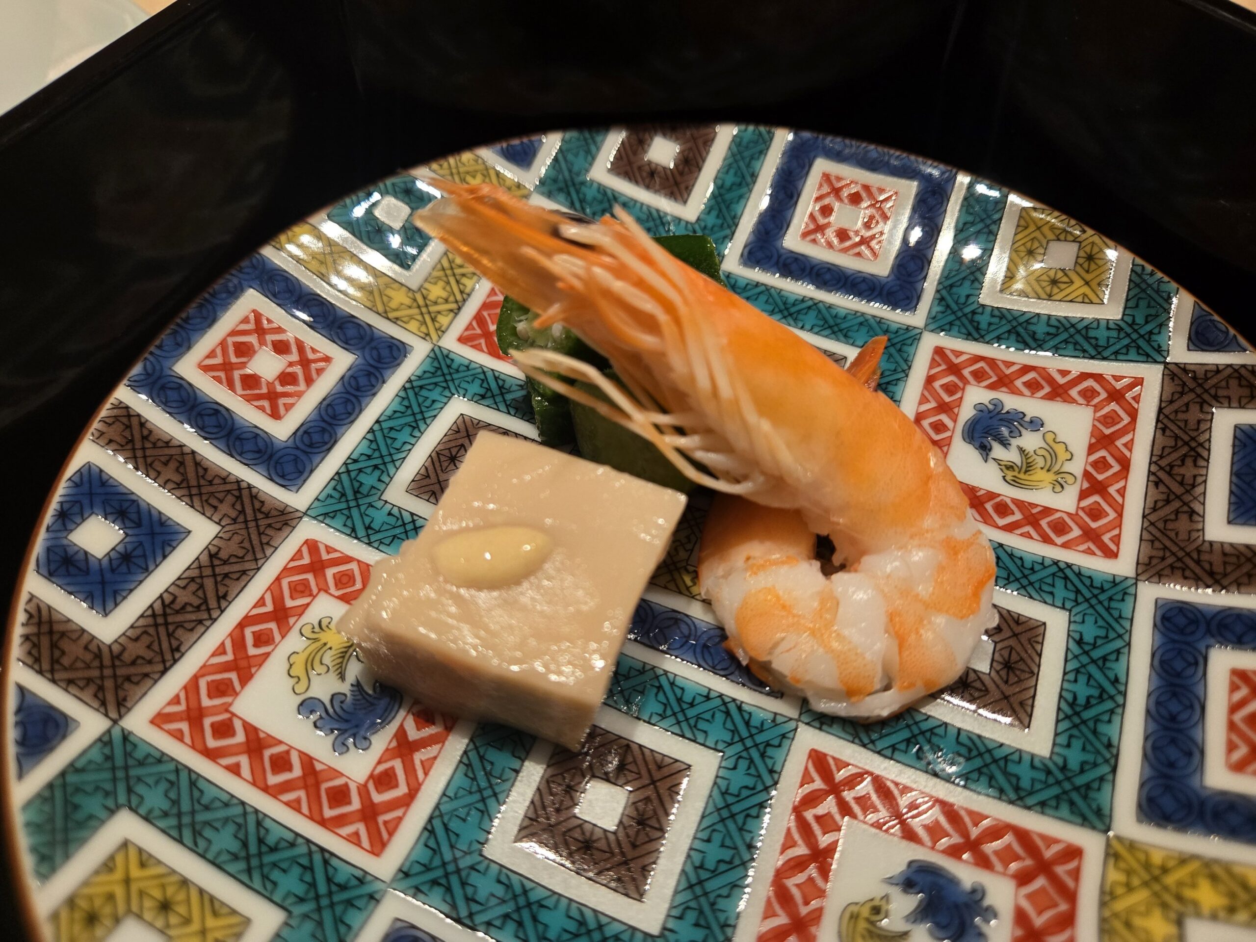 エビと胡麻豆腐の盛り合わせ、色鮮やかなお皿