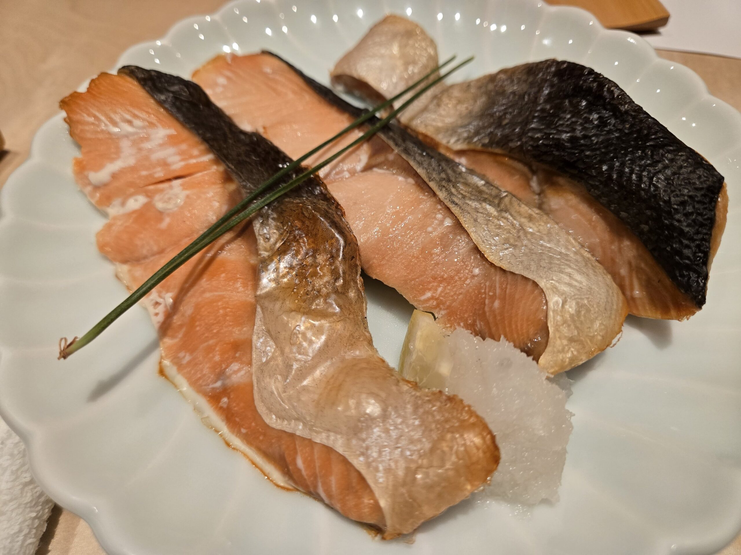 焼き鮭と大根おろしが盛られている