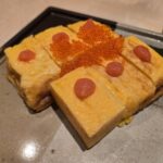 玉子焼きにとびこと明太子が乗っている