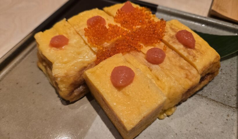 玉子焼きにとびこと明太子が乗っている