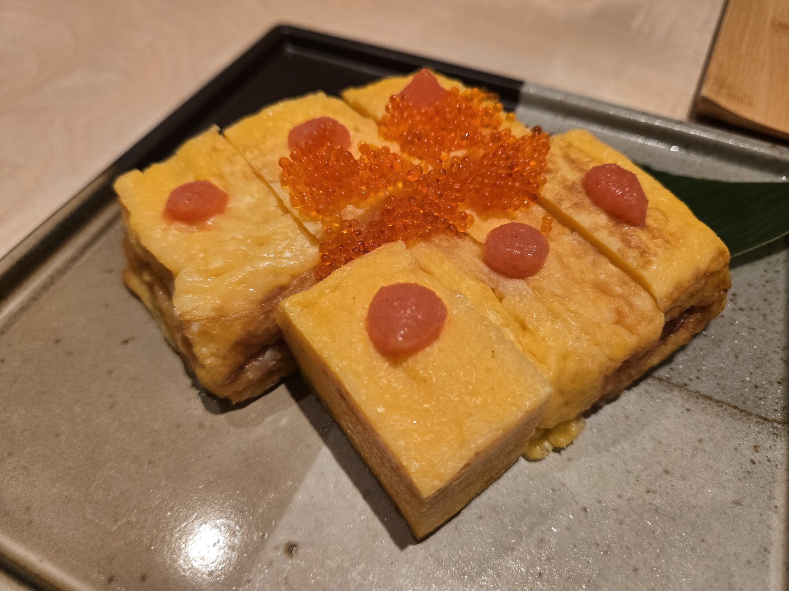 玉子焼きにとびこと明太子が乗っている