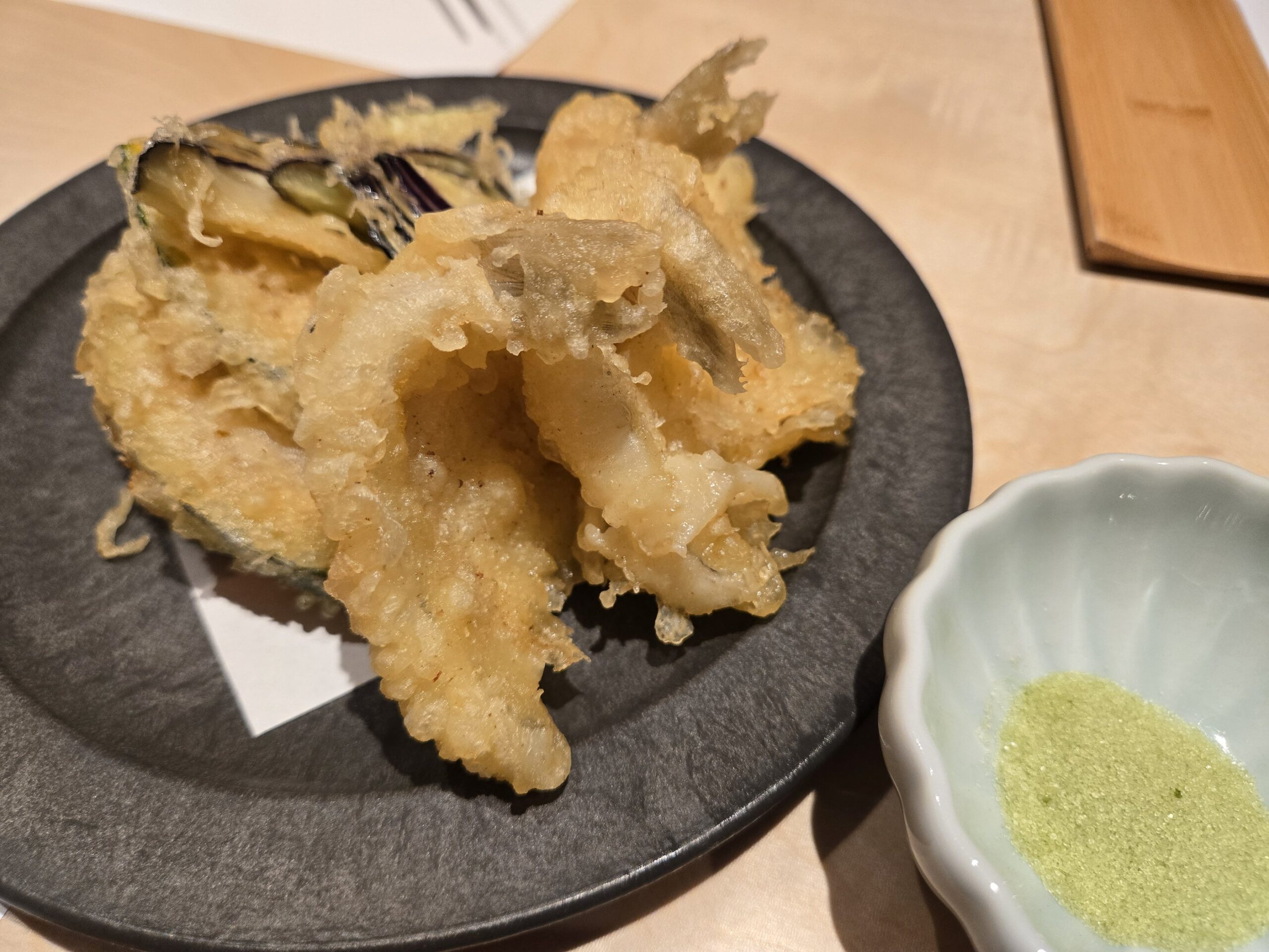 天ぷらと抹茶塩が添えられている