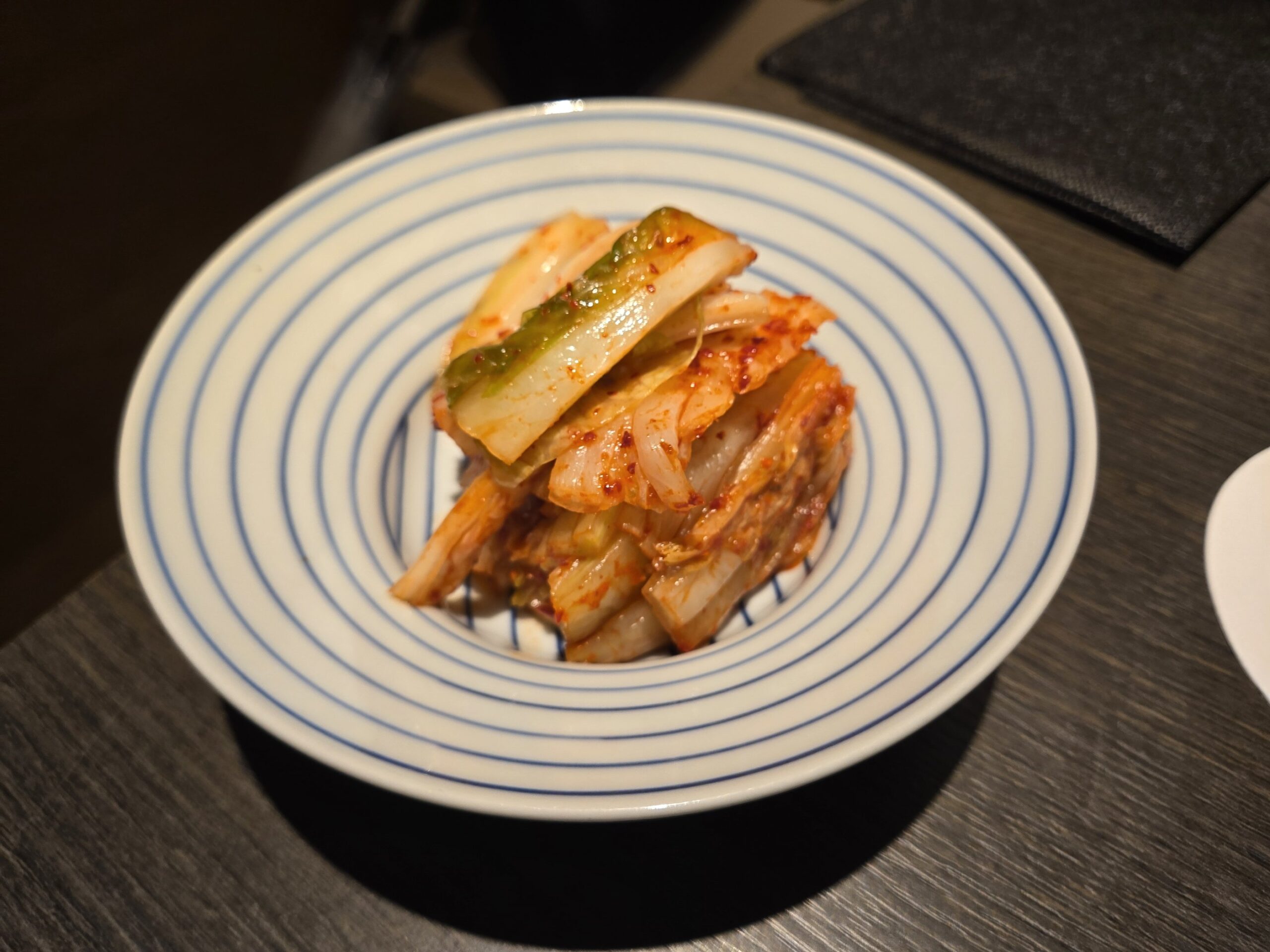キムチ、辛味、彩り豊かな韓国料理。