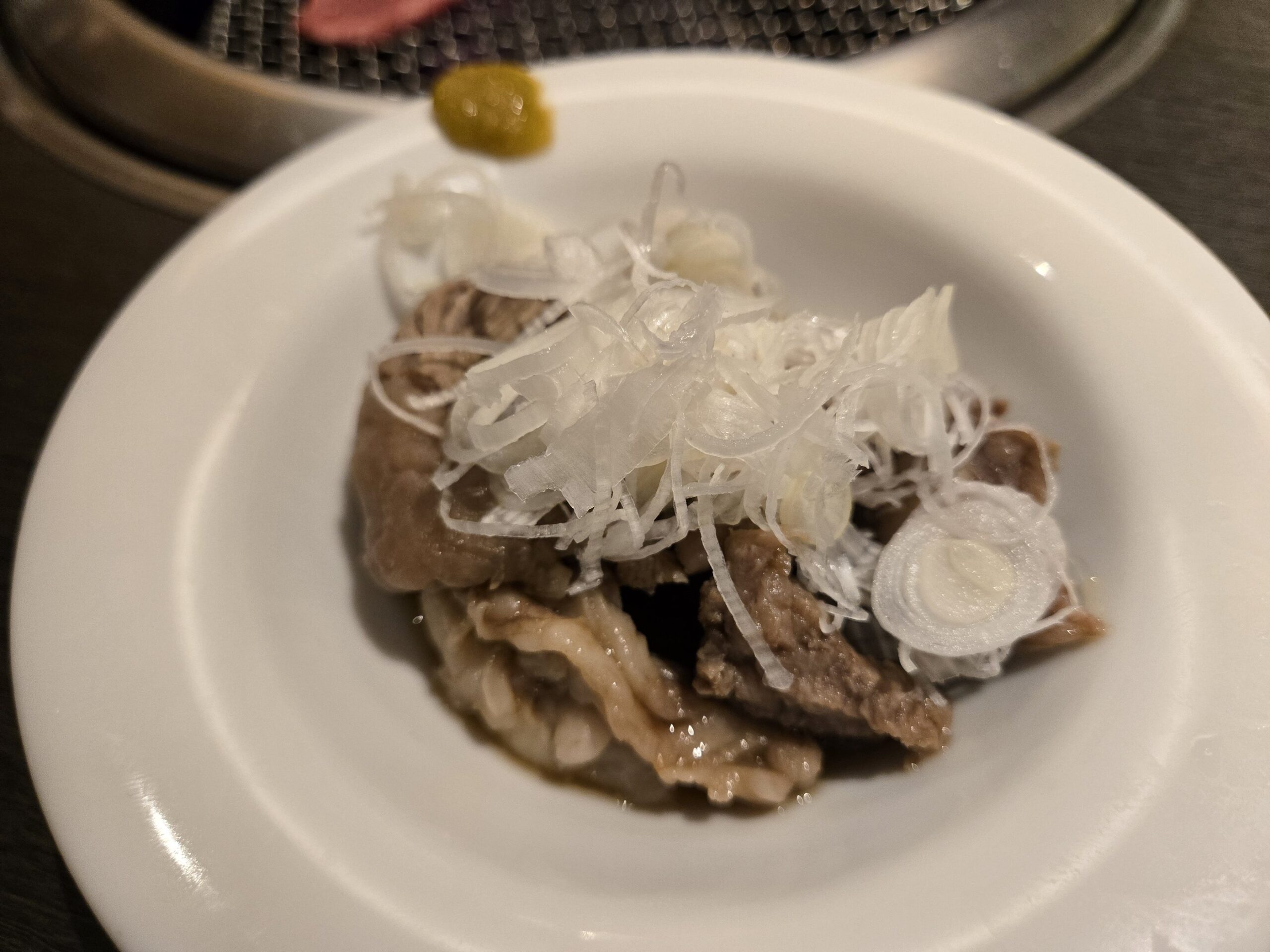 ネギが載った牛スジポン酢