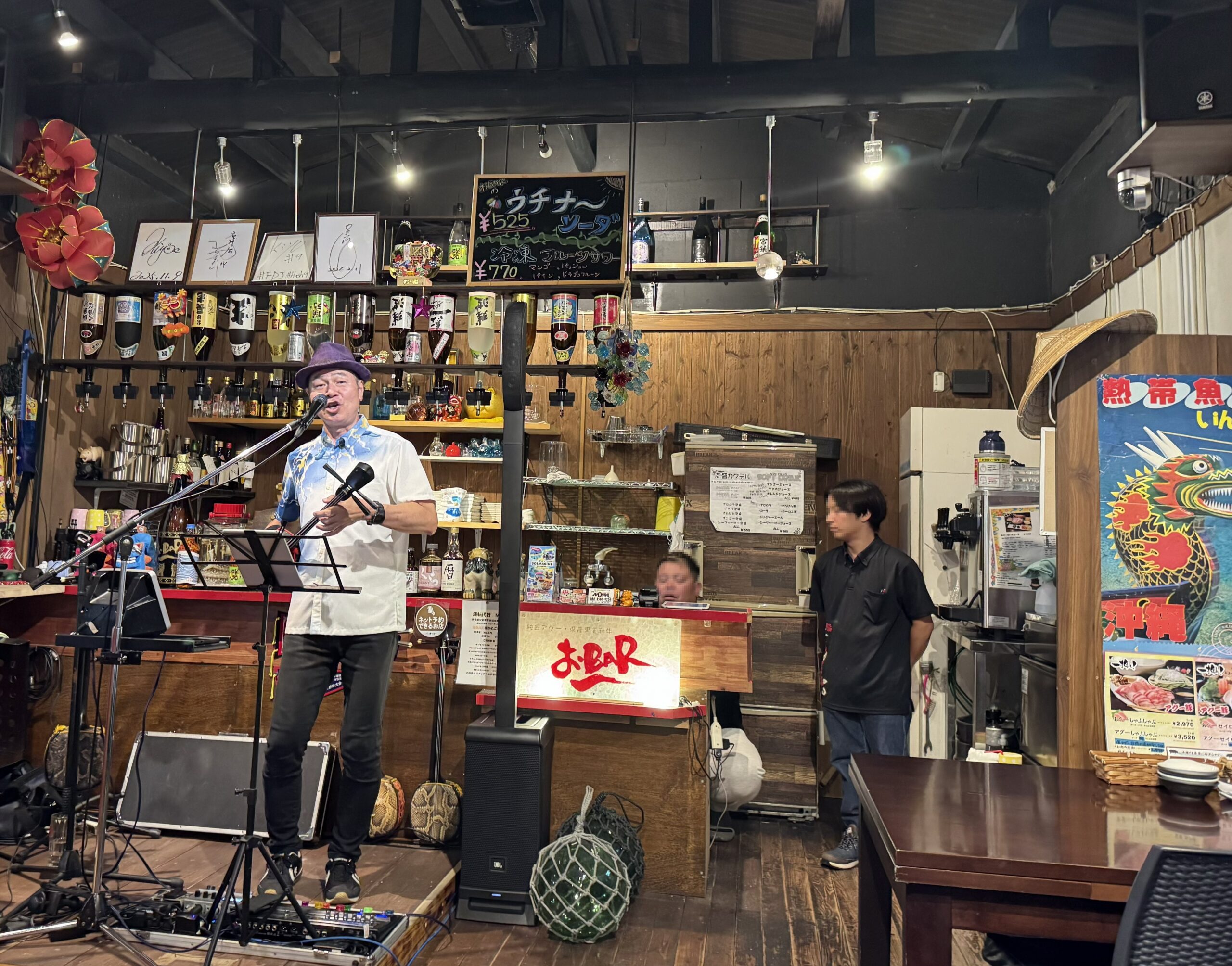 居酒屋の店内でライブ演奏が行われている様子