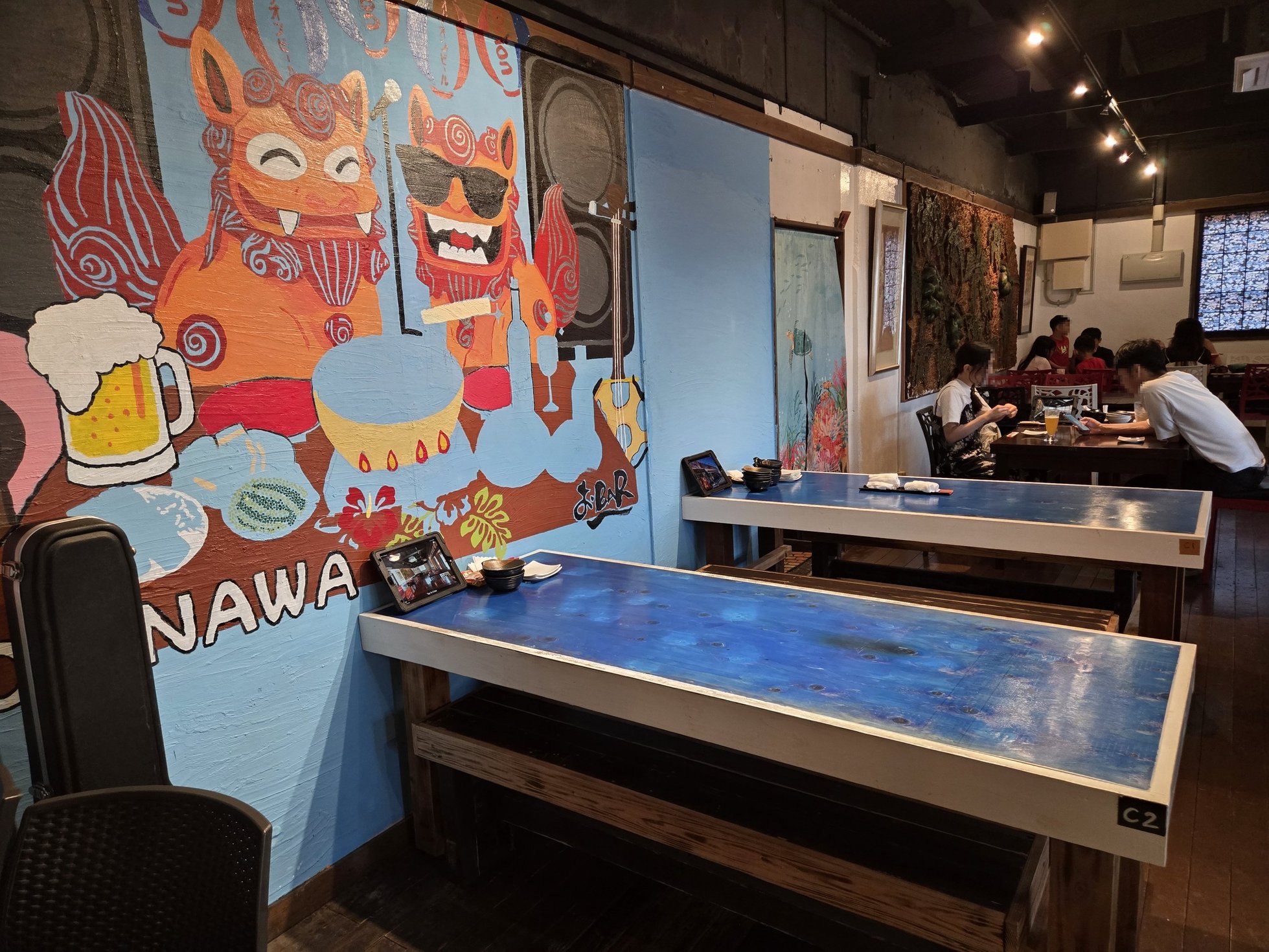 沖縄レストラン「おBAR」の内観と壁画