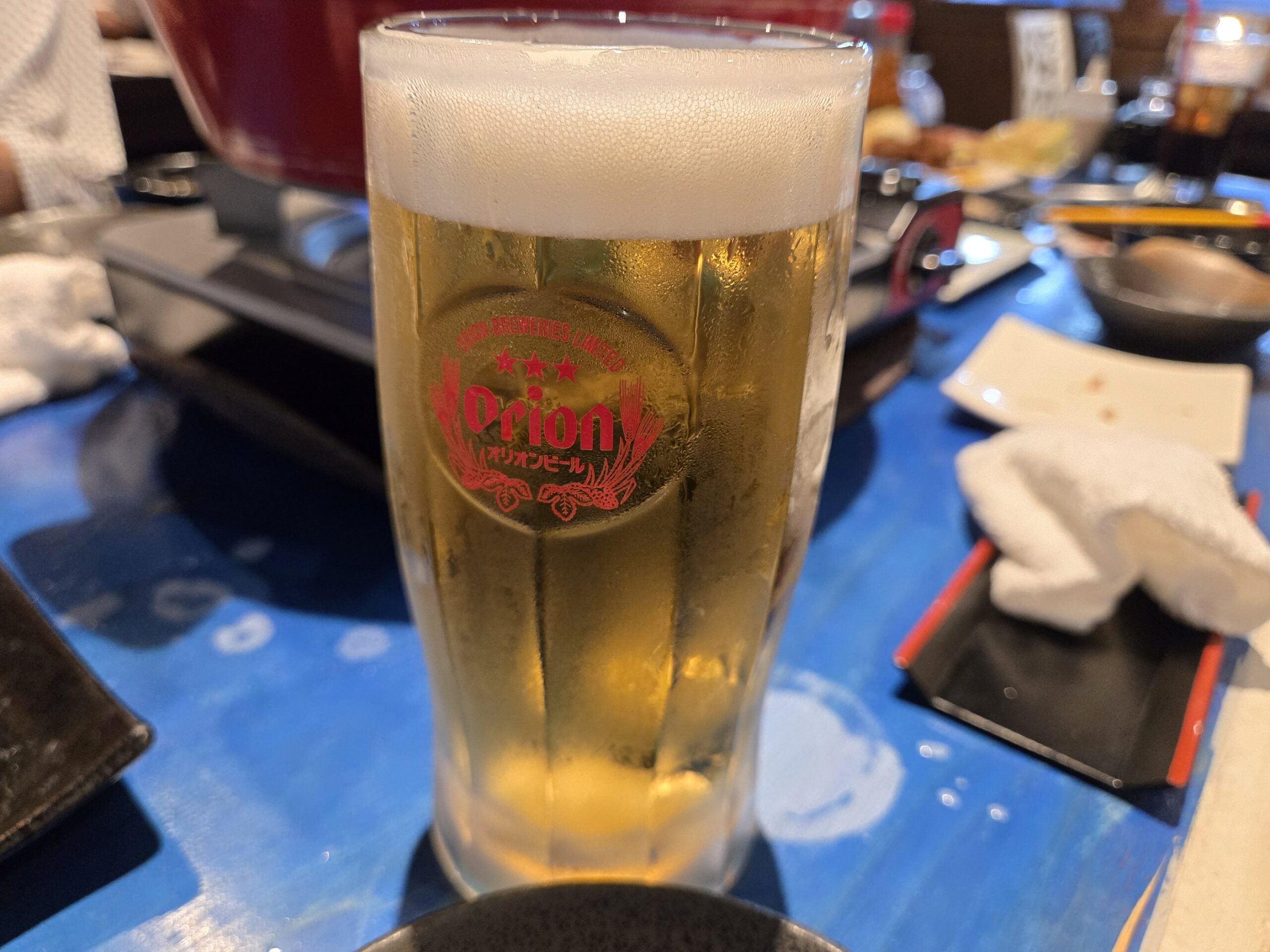 オリオンビールのジョッキと泡立ち良いビール