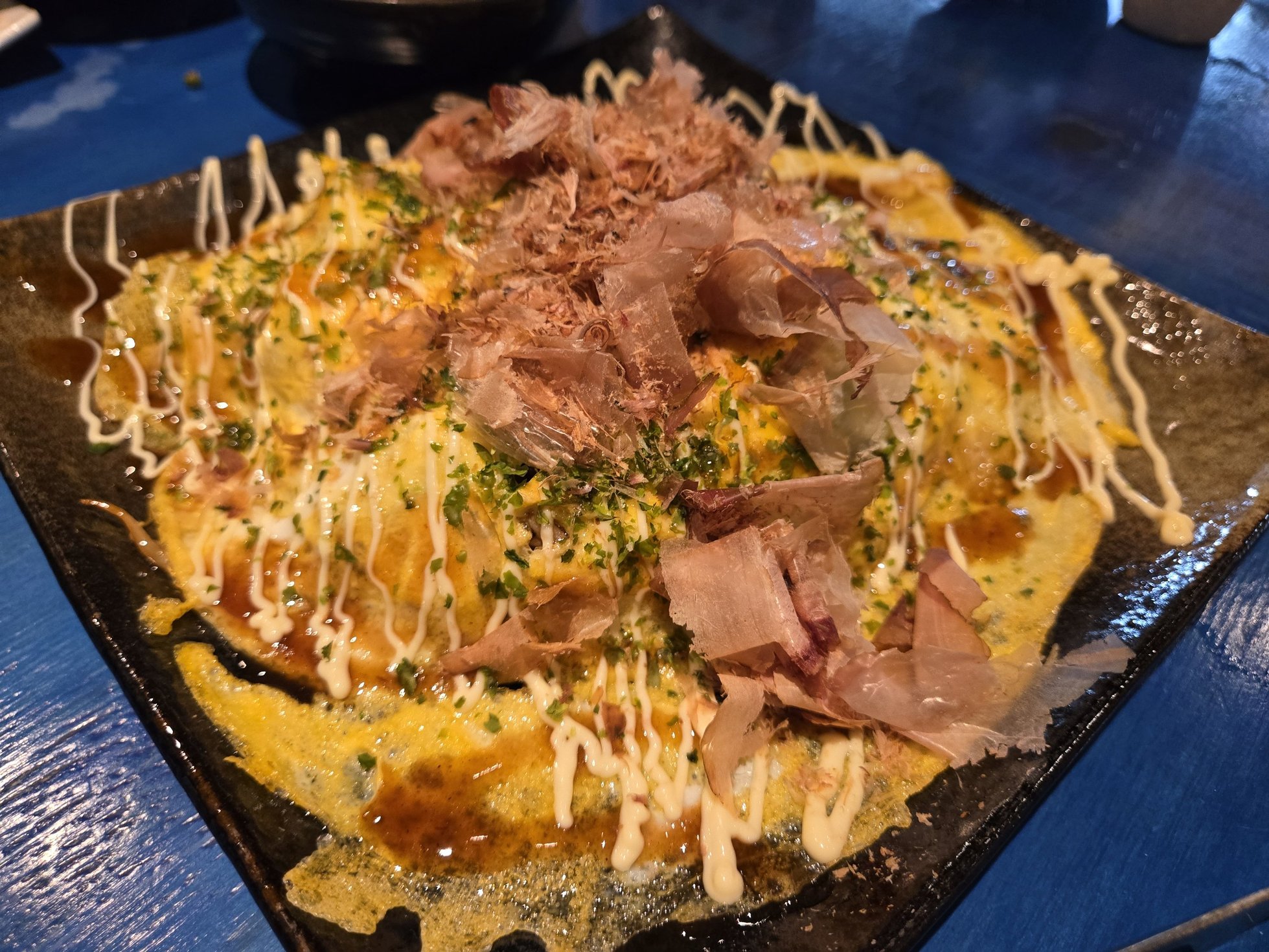 かつお節が乗ったおむそば