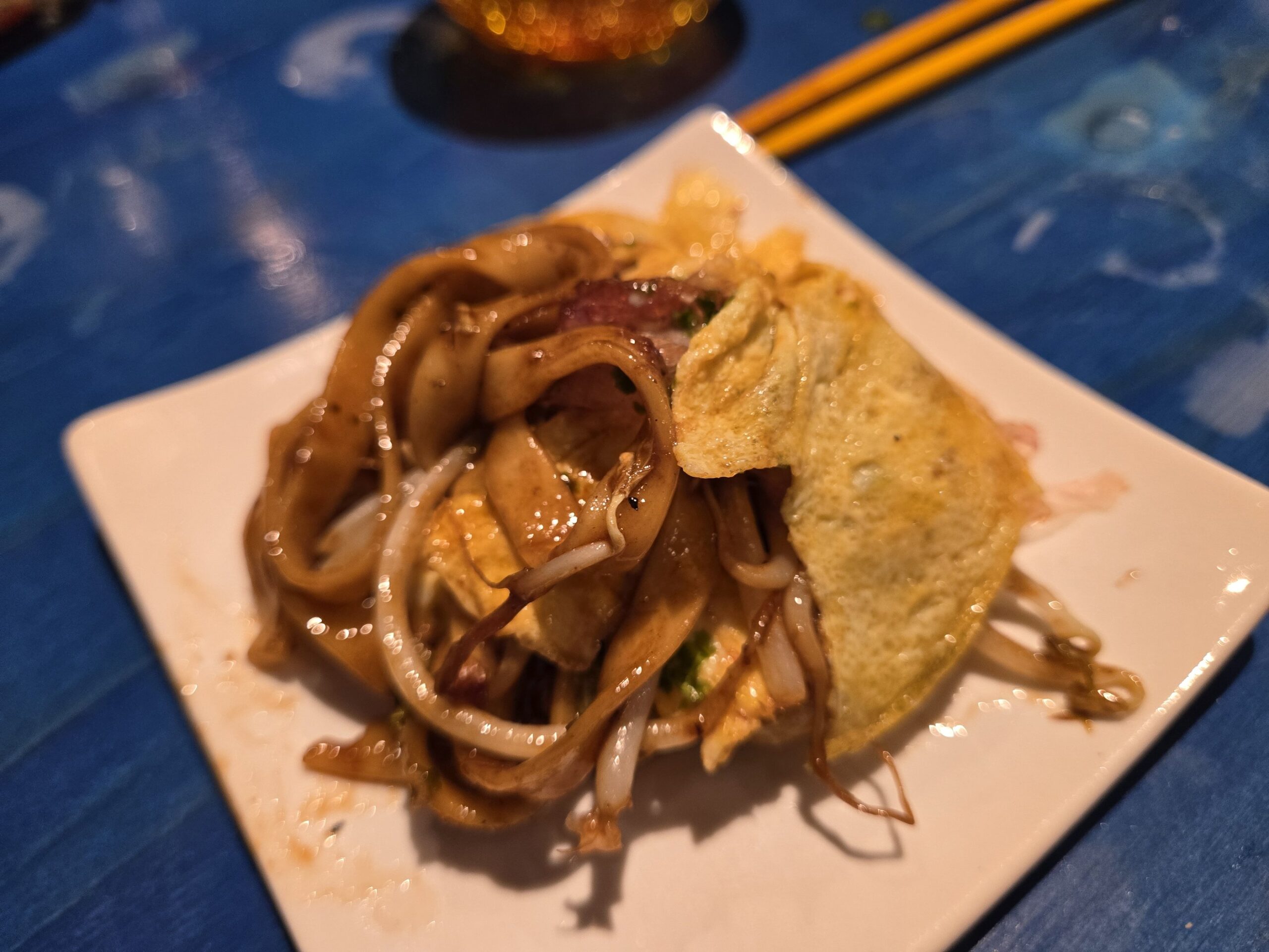 焼きそばが皿に盛られている様子