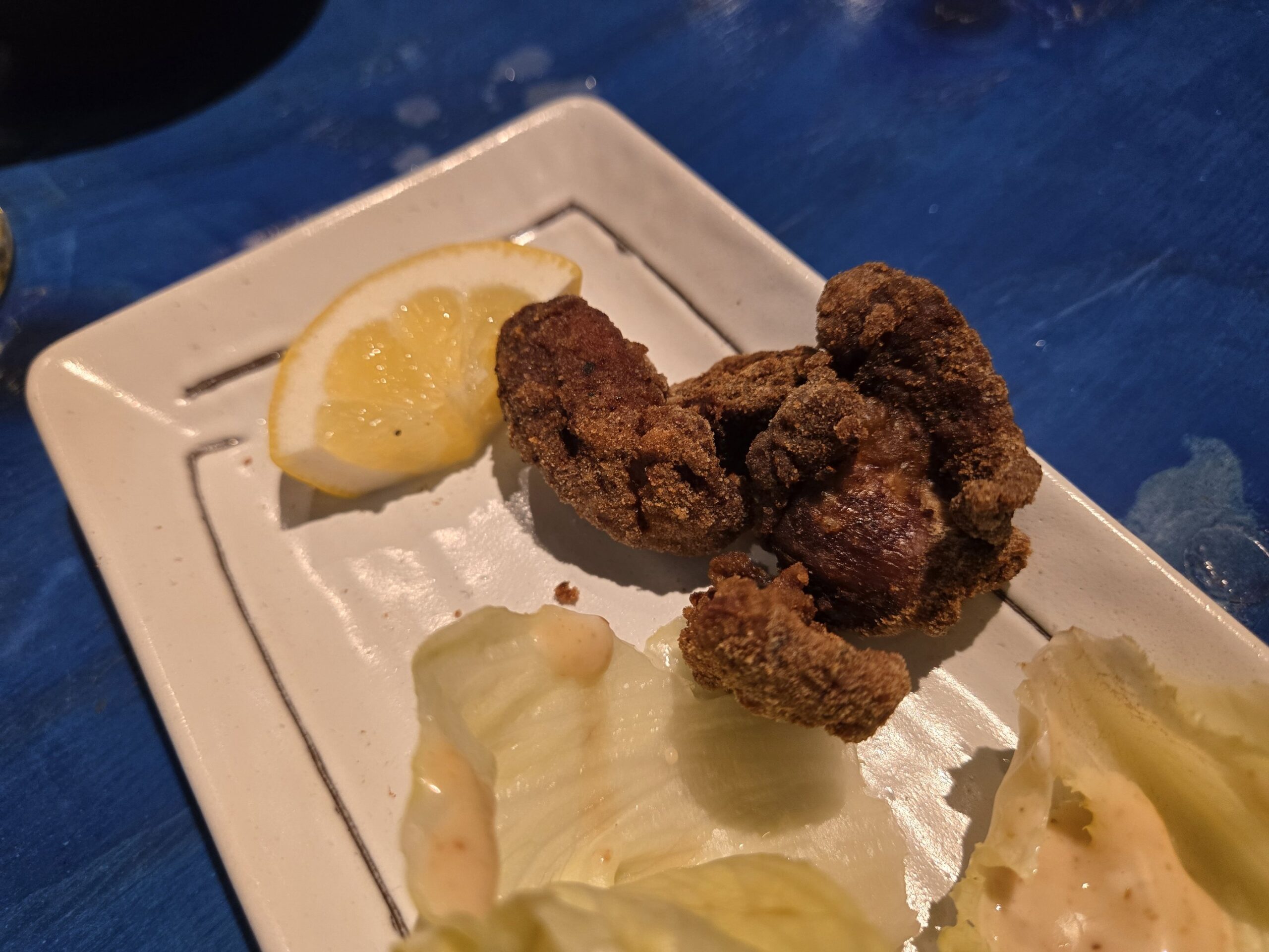 レタスとレモン付きフライ